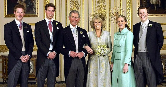 El príncipe Harry, el príncipe William, el príncipe Charles, Camilla, Laura Parker Bowles y Tom Parker Bowles, en el Salón Blanco del Castillo de Windsor el 9 de abril de 2005. | Foto: Getty Images