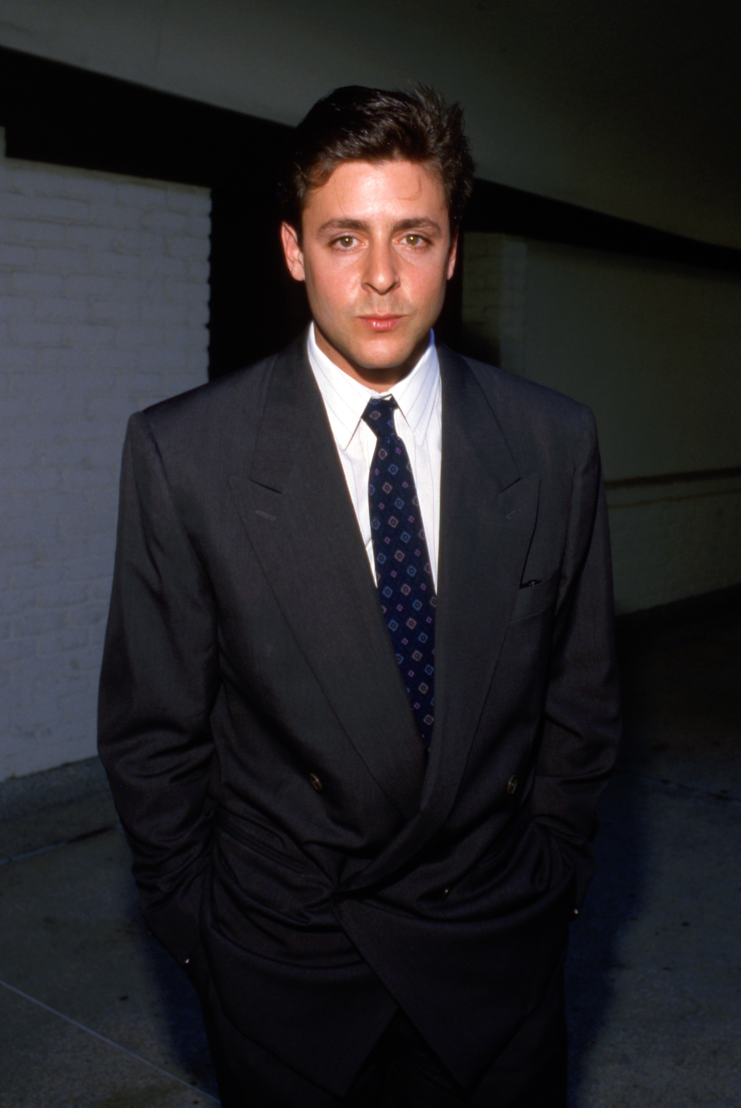 Looking polished in a dark double-breasted suit and patterned tie on February 24, 1989, the actor showcased a classic, clean-cut style as the late eighties drew to a close. | Source: Getty Images