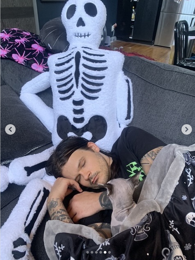 A rare photo of Travis Sedgwick Bacon sleeping on a sofa, dated June 23, 2025 Kevin Bacon and Kyra Sedgwick with their son Travis Sedgwick Bacon, from a post dated June 23, 2025 | Source: Instagram/kevinbacon