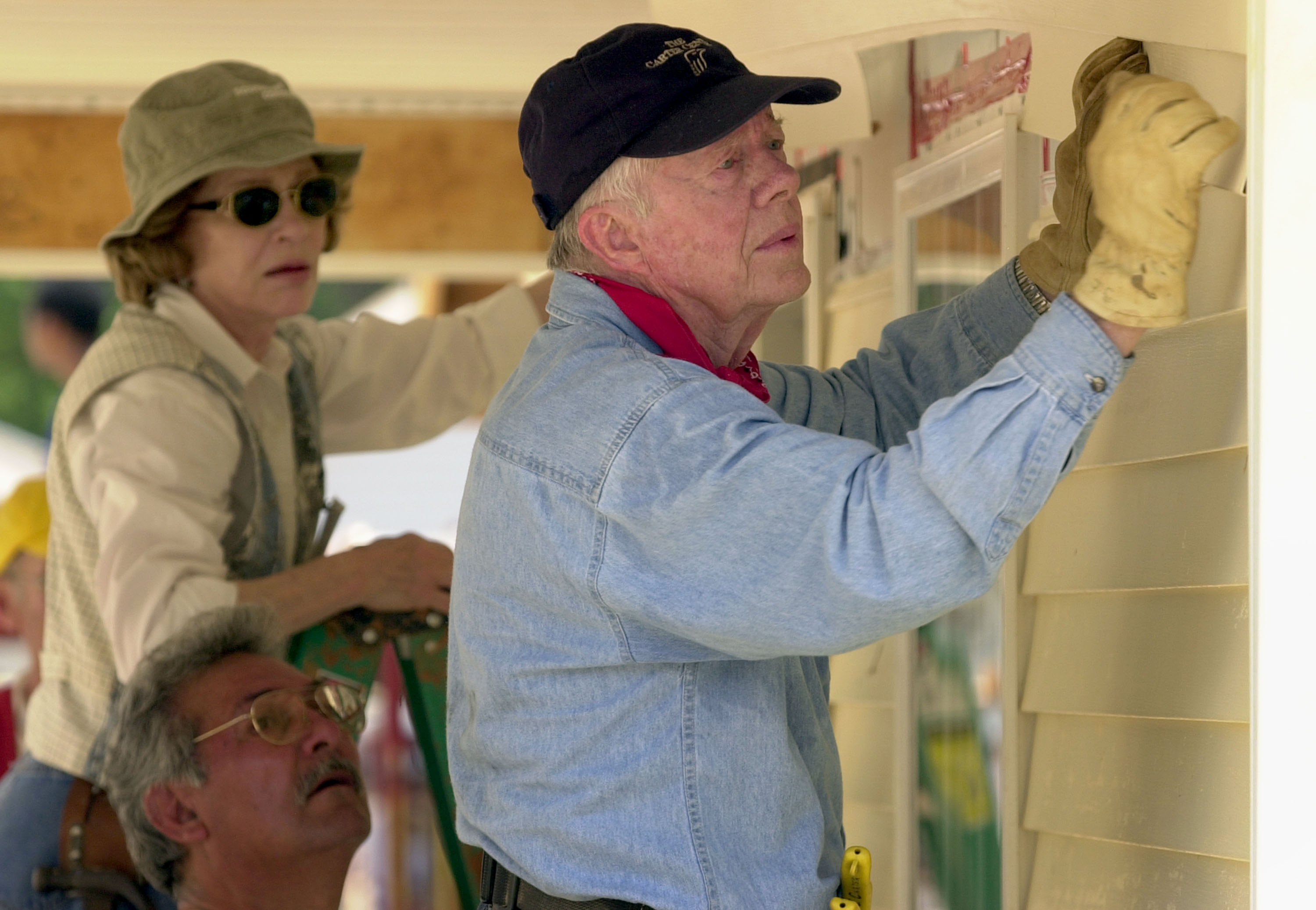 Rosalynn and Jimmy Carter working on a house for Habitat for Humanity homes in LaGrange, 2003. | Source: Getty Images