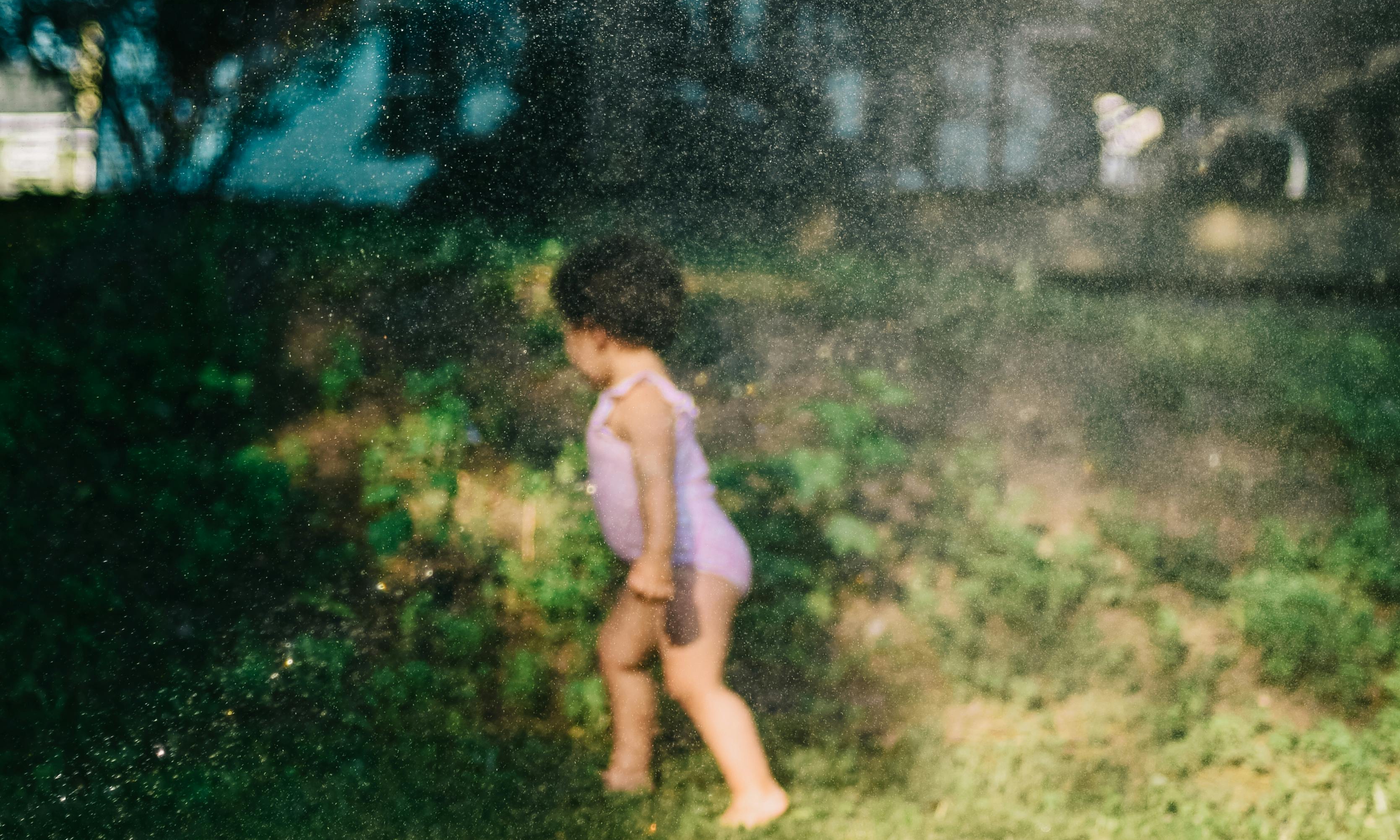 Photo of Helen as a young girl, playing in a backyard | Source: Pexels