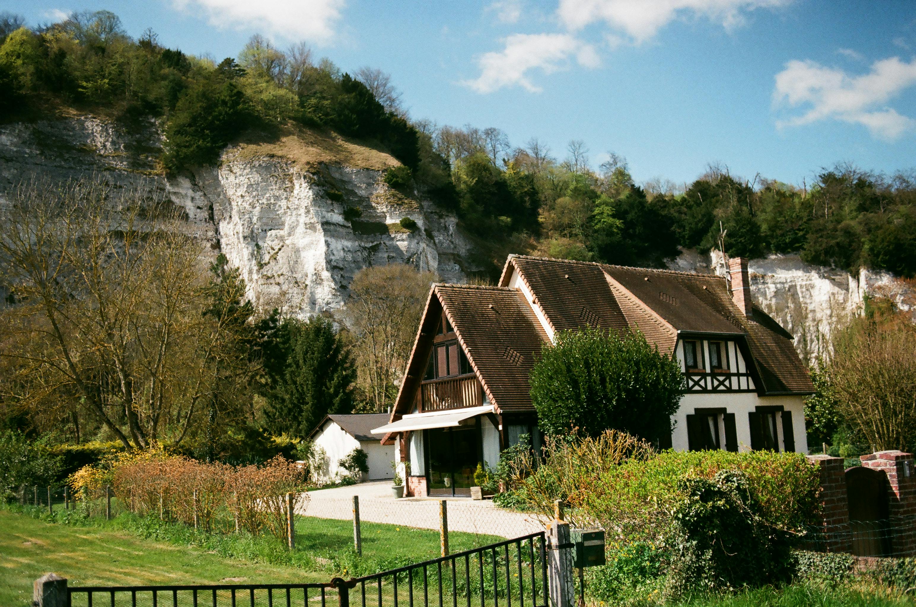 A house near the mountains in the countryside | Source: Pexels