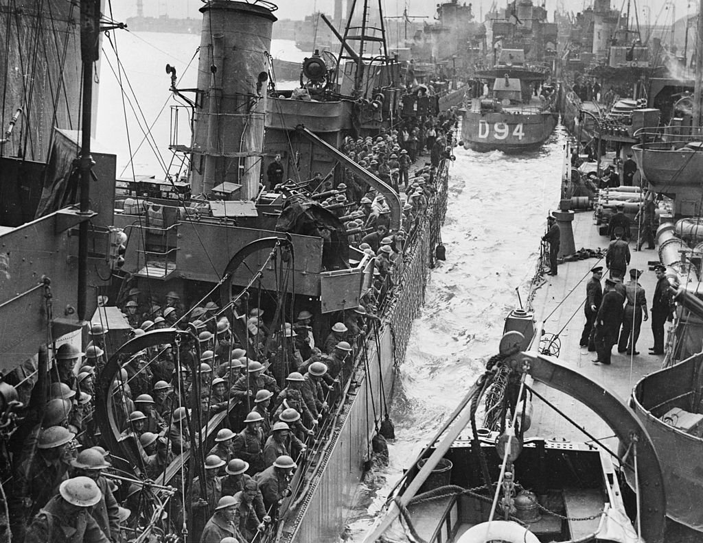 Les troupes alliées fuyant Dunkerque à la fin du mois de mai 1940. l Source : Getty Images Les troupes alliées fuyant Dunkerque à la fin du mois de mai 1940. l Source : Getty Images