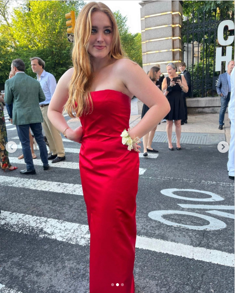 Rowan Henchy wearing her mother's red strapless gown from the 1998 Golden Globe Awards to her senior prom in 2021. | Source: Instagram/brookeshields