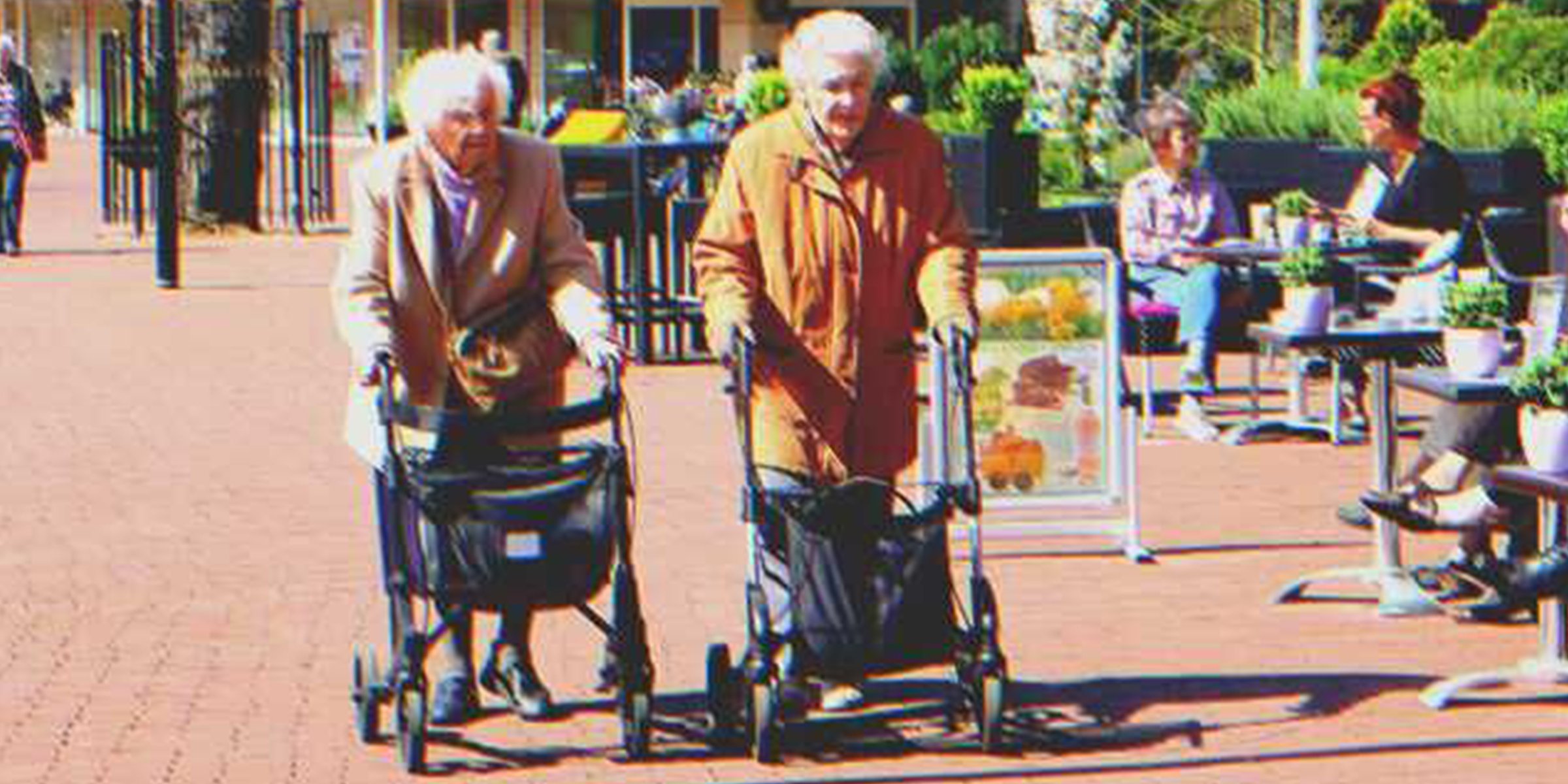 Deux vieilles dames se promènent | Shutterstock   