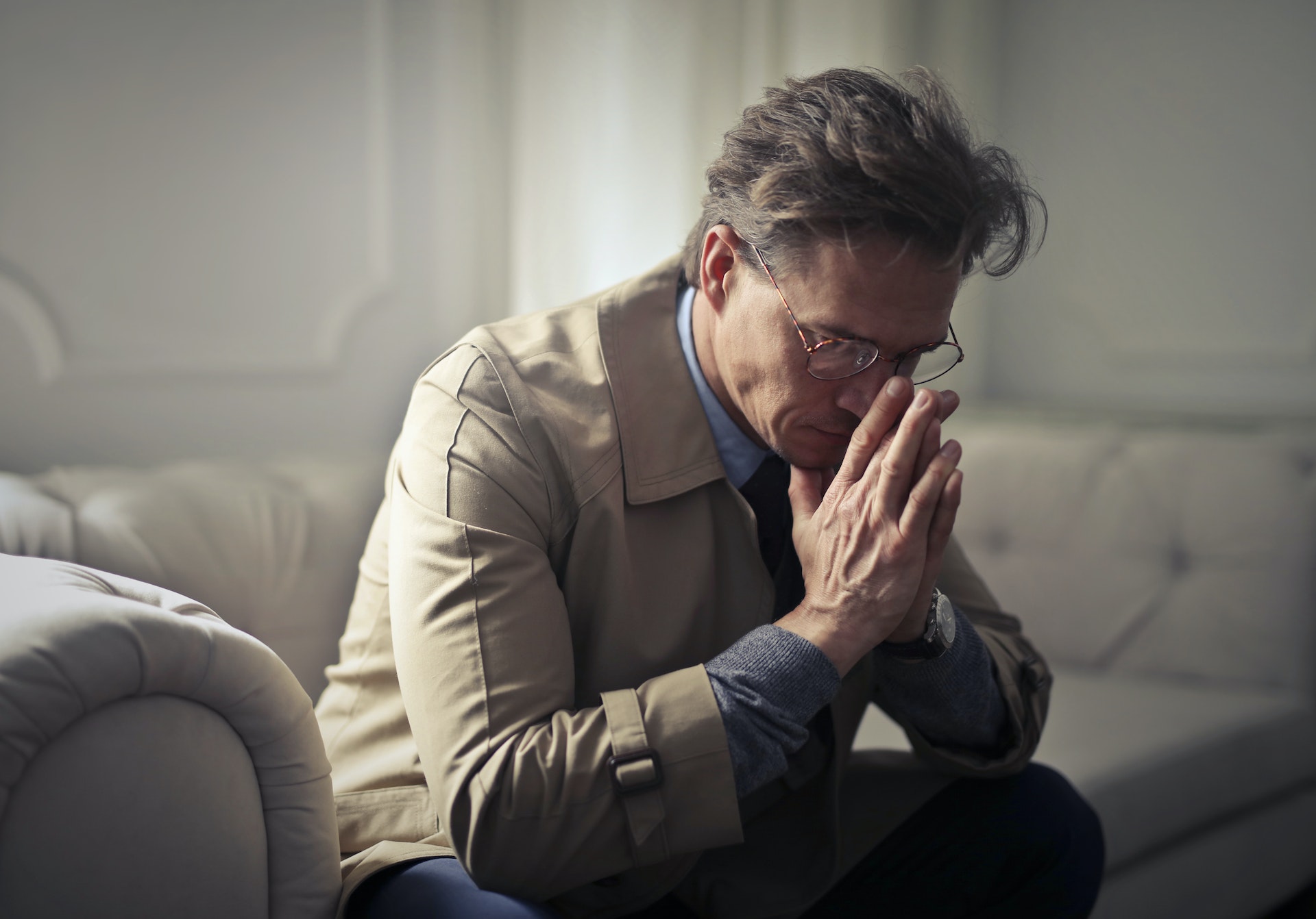 A man sitting with his face resting on his hands | Source: Pexels