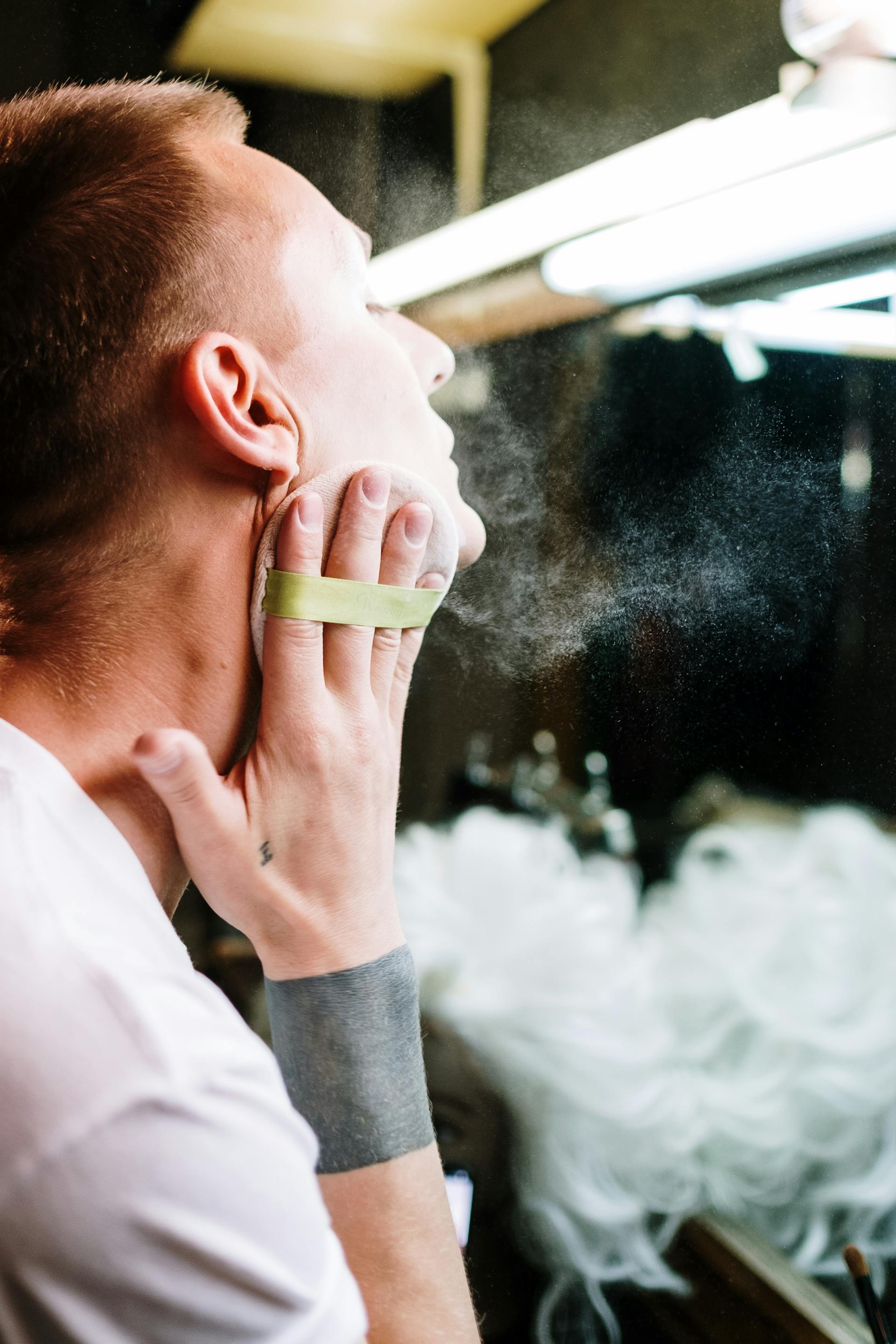 A drag queen applying makeup | Source: Pexels