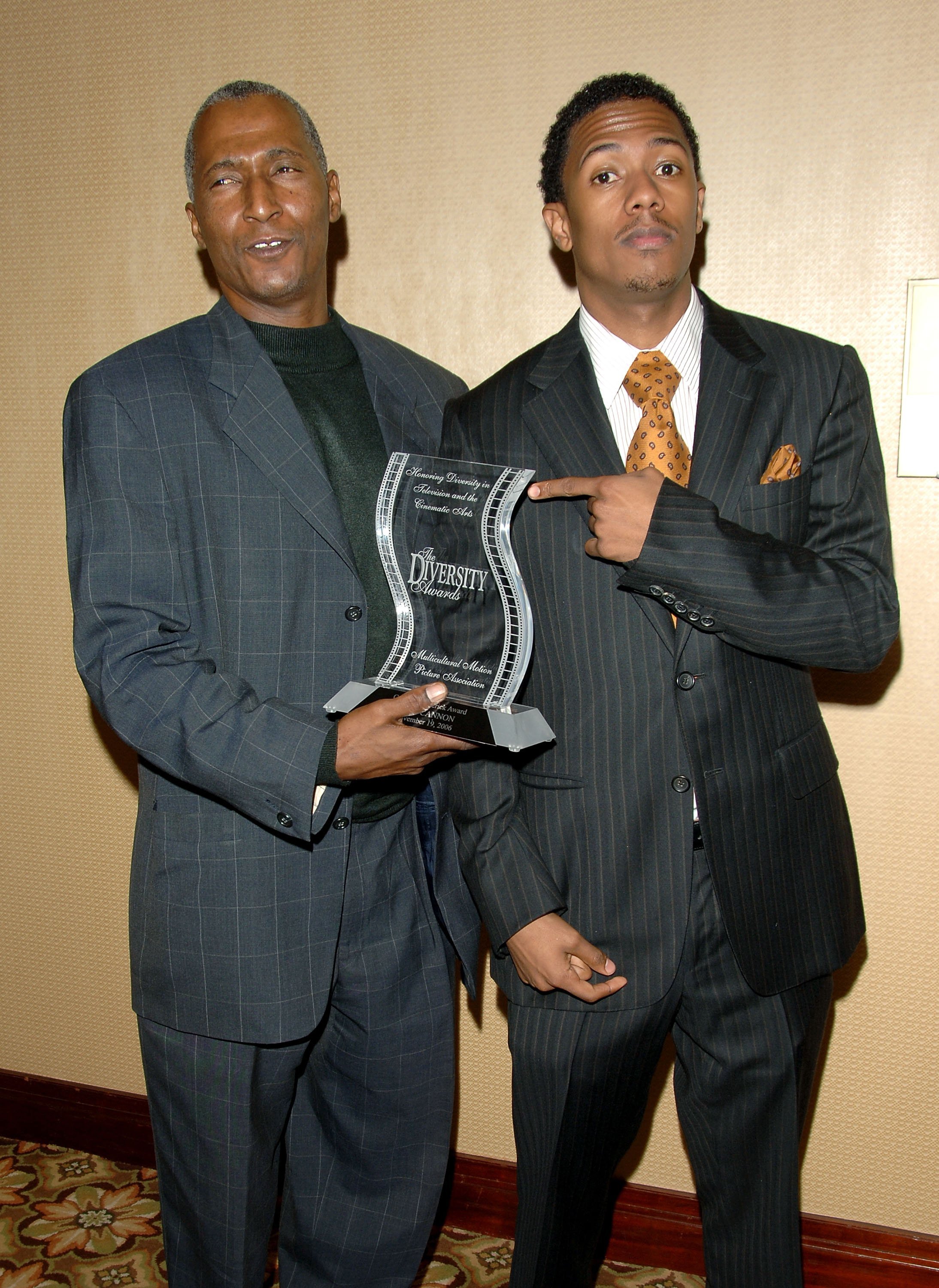 Nick Cannon and his father pose backstage at the 14th Annual Diversity Awards Gala held at the Century Plaza Hotel on November 19, 2006, in Los Angeles, California. | Source: Getty Images