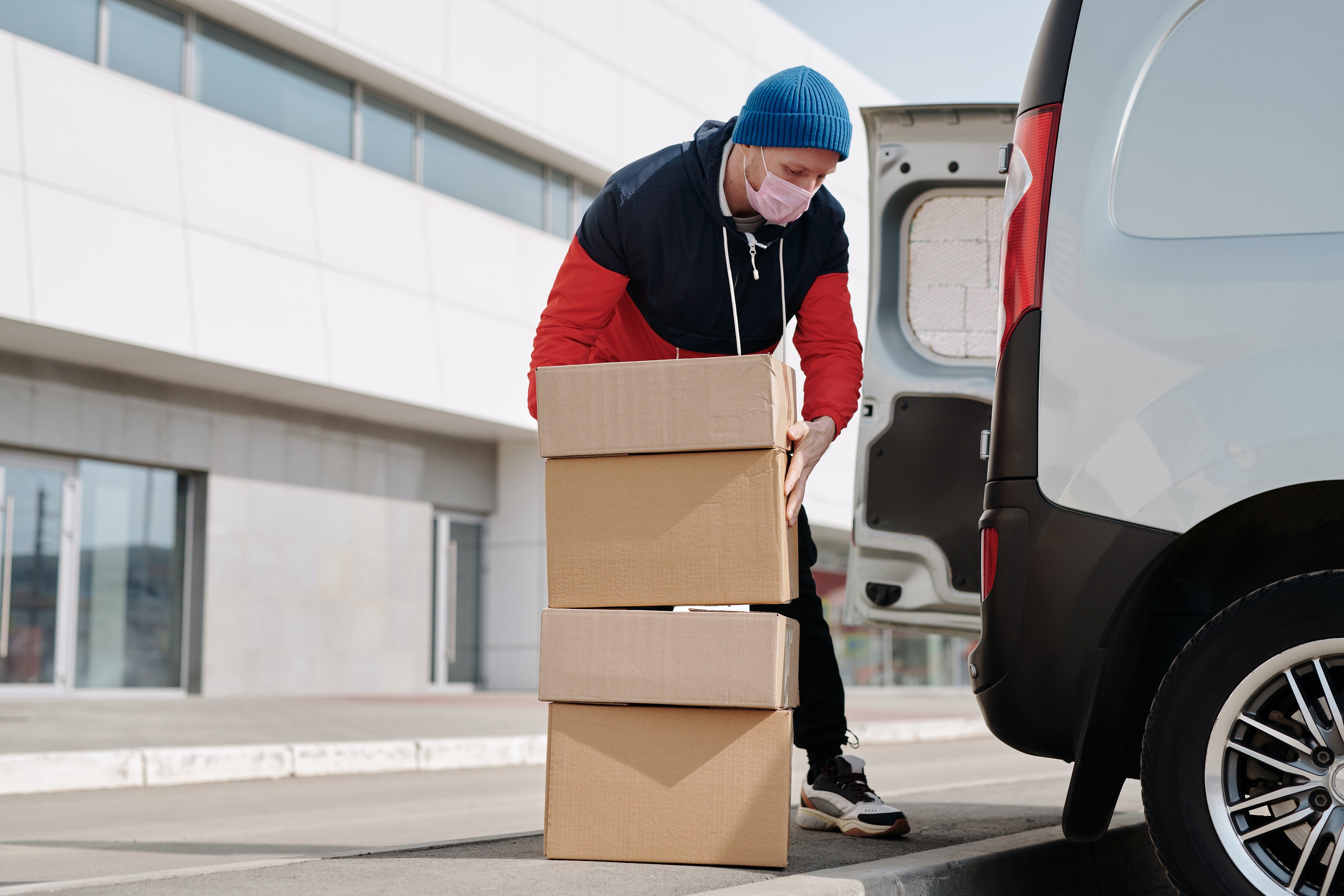 A delivery man with delivery boxes | Photo: Pexels