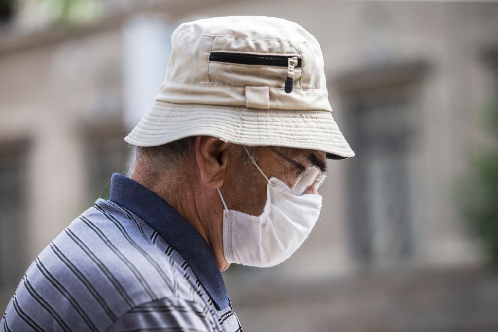 Un vieil Homme portant un masque pendant la période de confinement | Photo : Getty Images