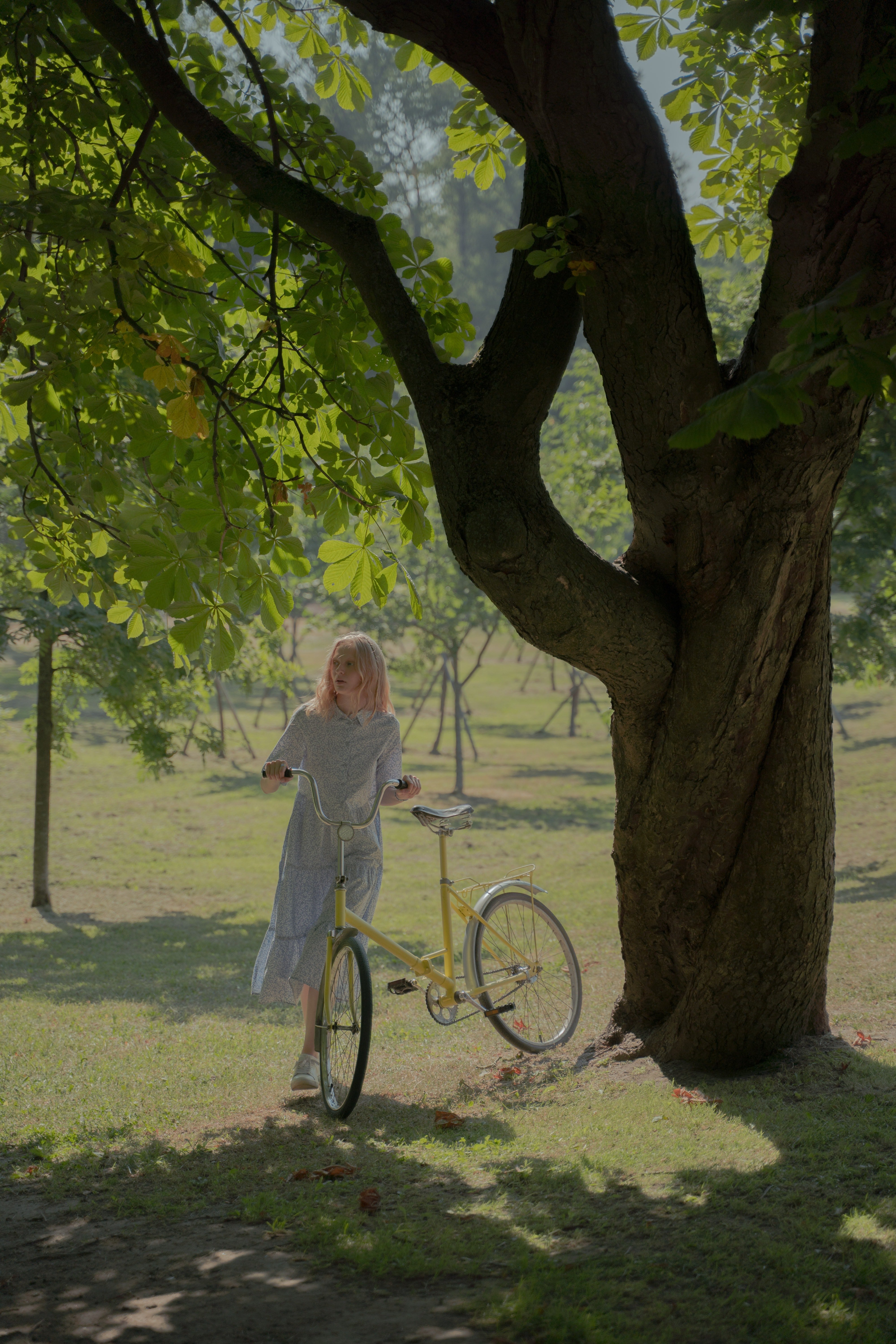 Una adolescente con una bicicleta en un parque. | Foto: Pexels