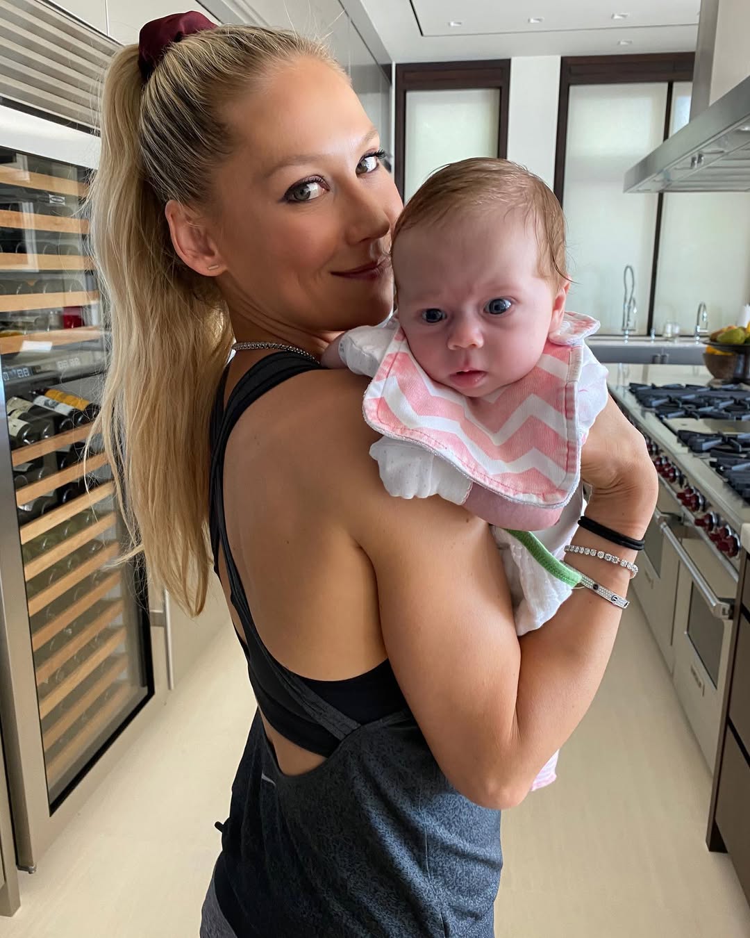 Anna Kournikova holding her third child, Mary Iglesias, from a post dated April 6, 2020 | Source: Instagram/annakournikova
