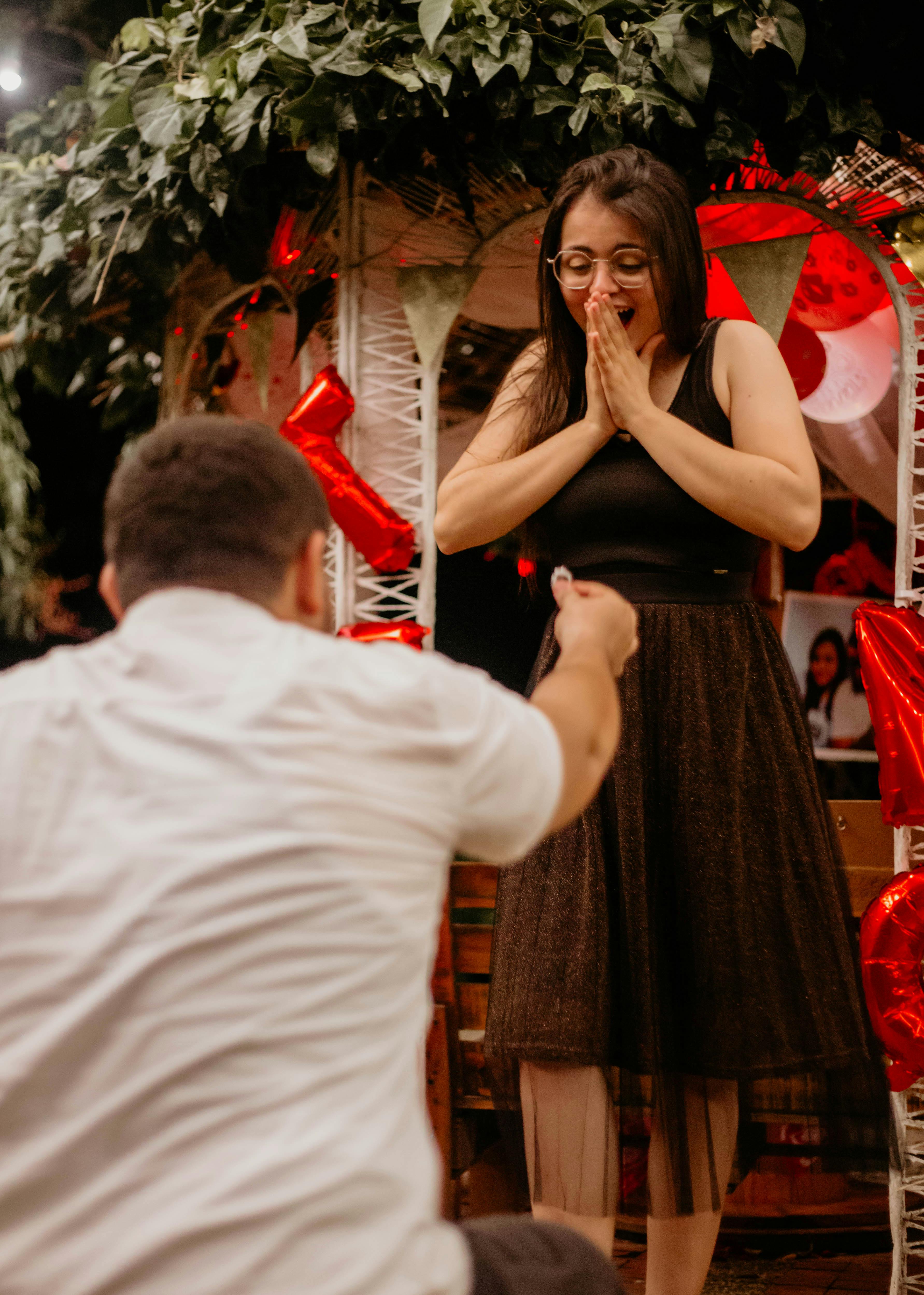 A man proposing while on one knee | Source: Pexels