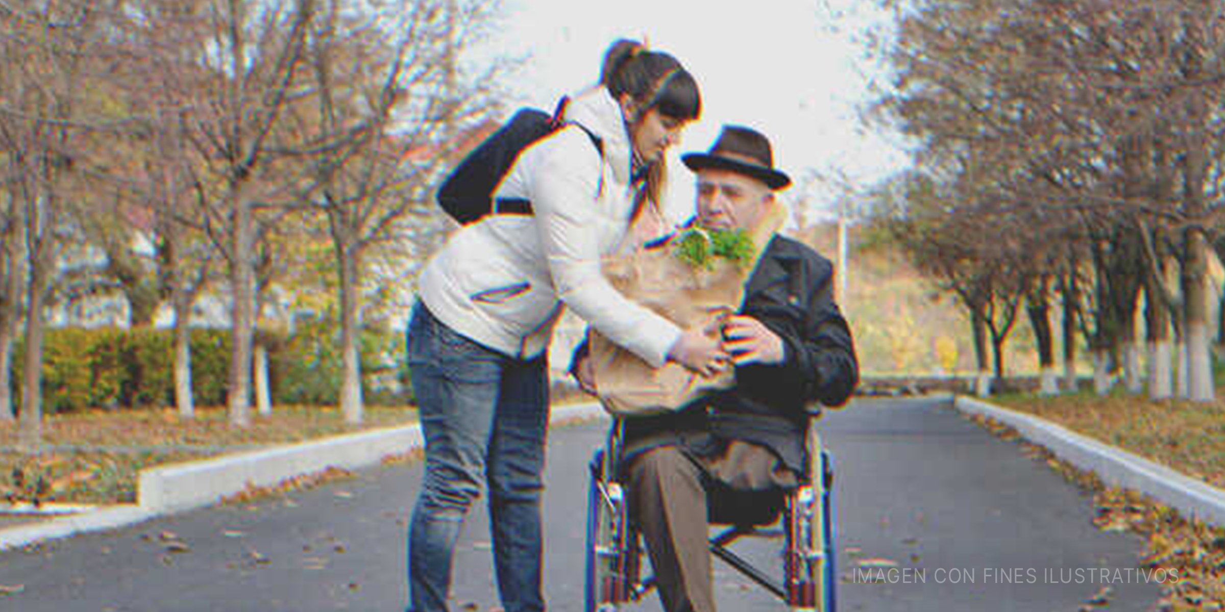 Mujer ayudando a un anciano discapacitado con una bolsa de comestibles. | Foto: Shutterstock