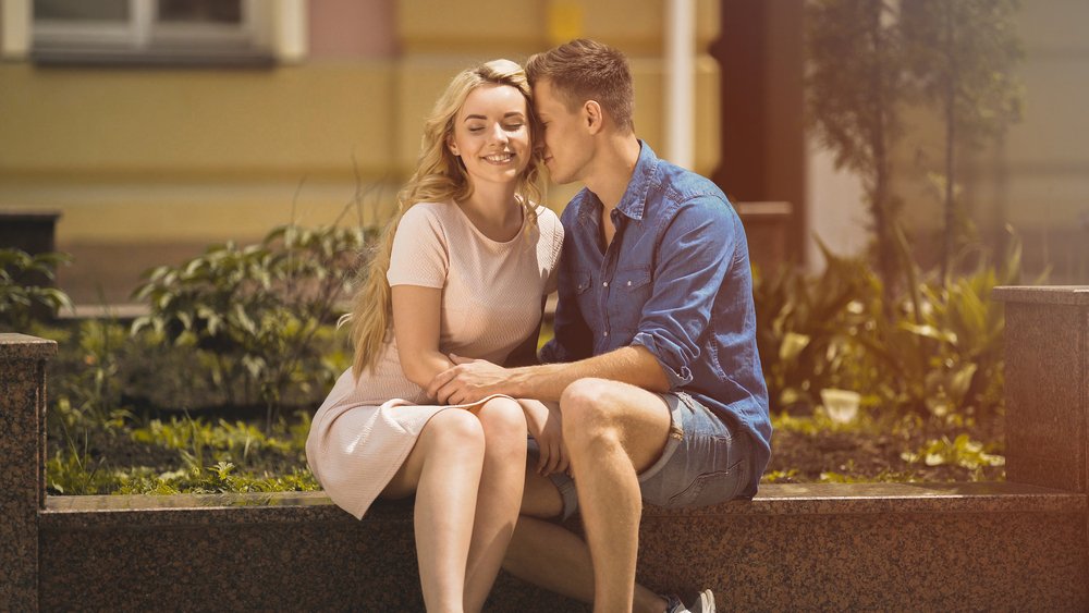 Cita romántica de hermosa pareja joven. | Fuente: Shutterstock