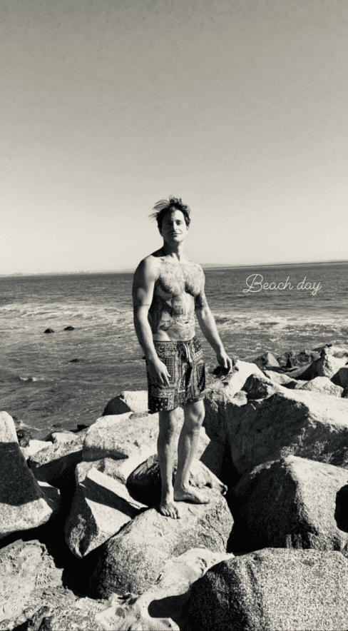 Cameron Douglas going shirtless for a beach day. | Photo: Instagram/cameronmorrelldouglas