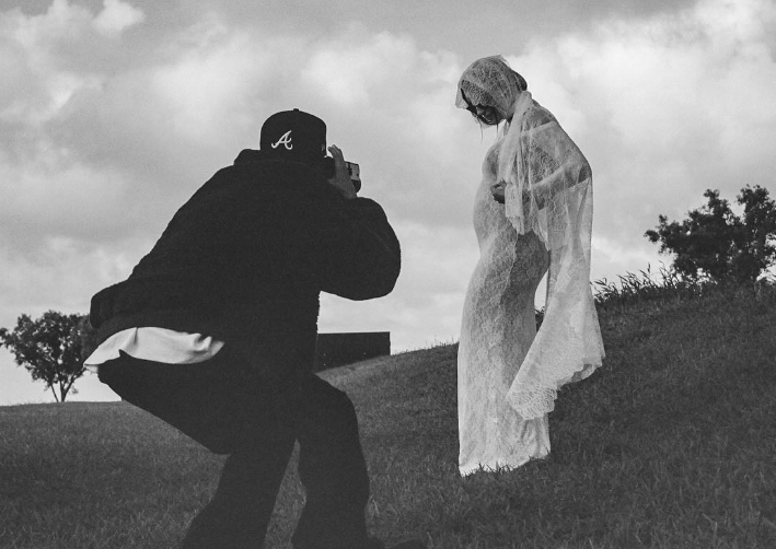 Justin and Hailey Bieber during their pregnancy shoot, from a post dated May 9, 2024 | Source: Instagram/justinbieber