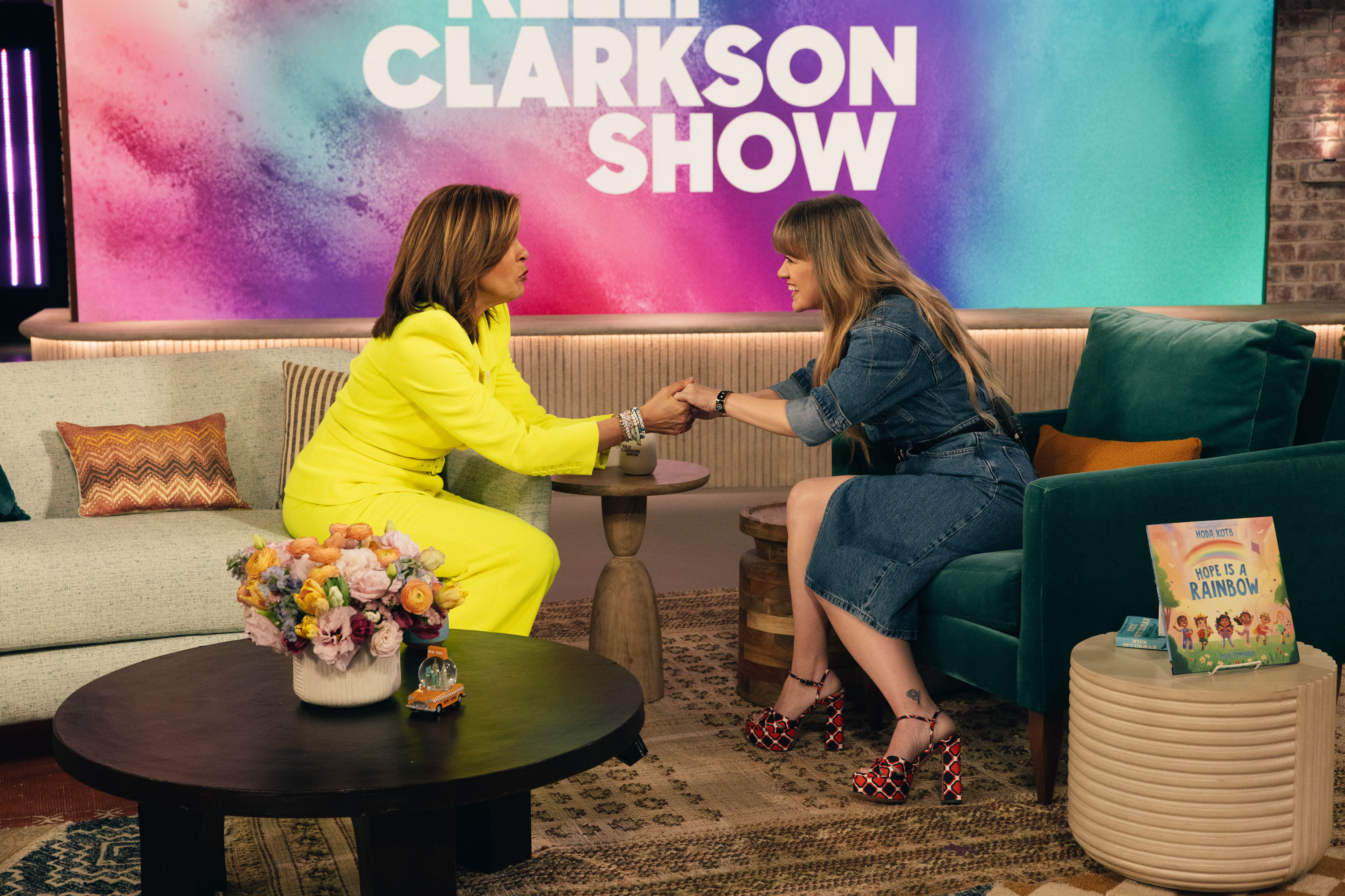 Hoda Kotb and Kelly Clarkson on "The Kelly Clarkson Show" in 2024 | Source: Getty Images