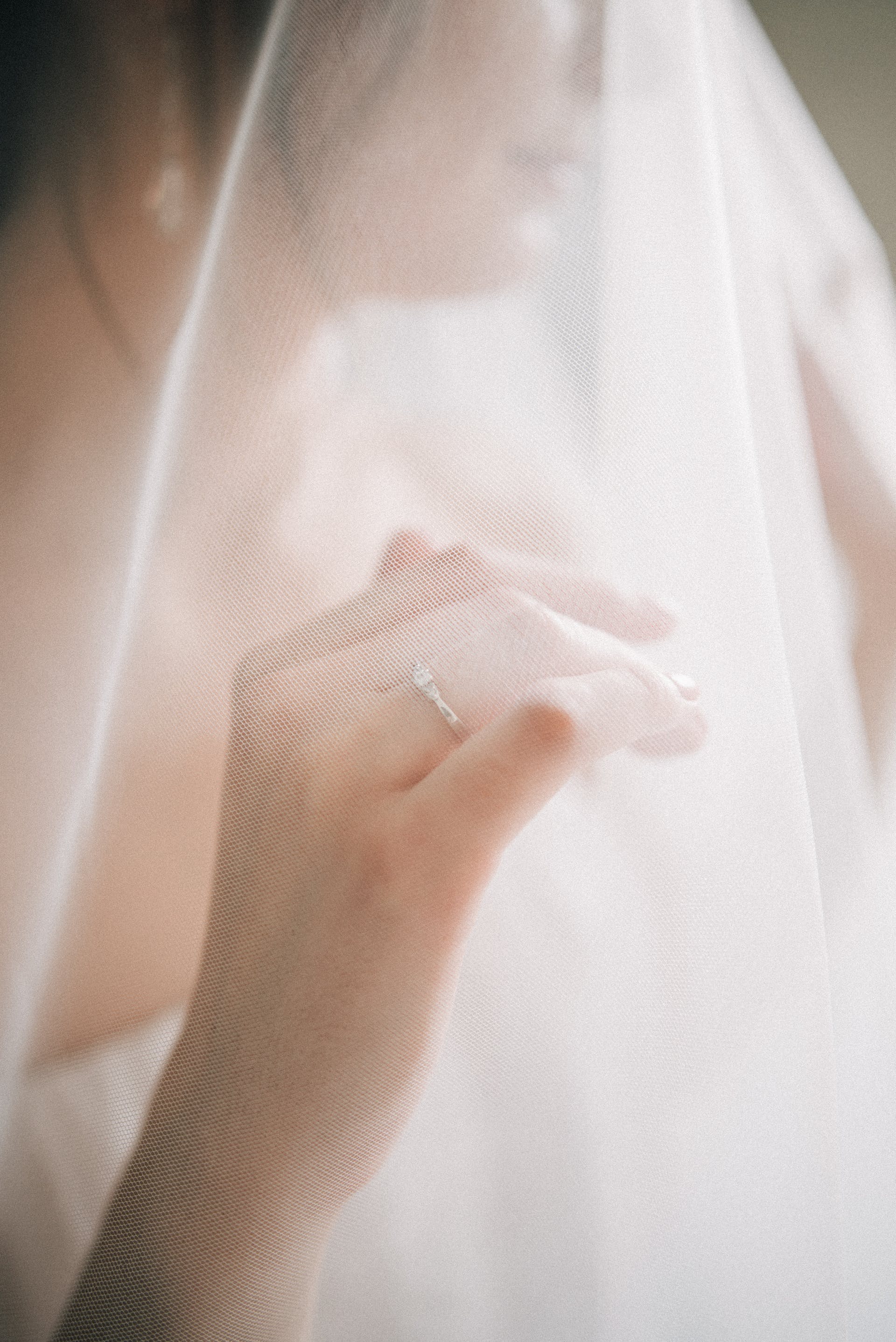 Close up of a bride's hand | Source: Pexels