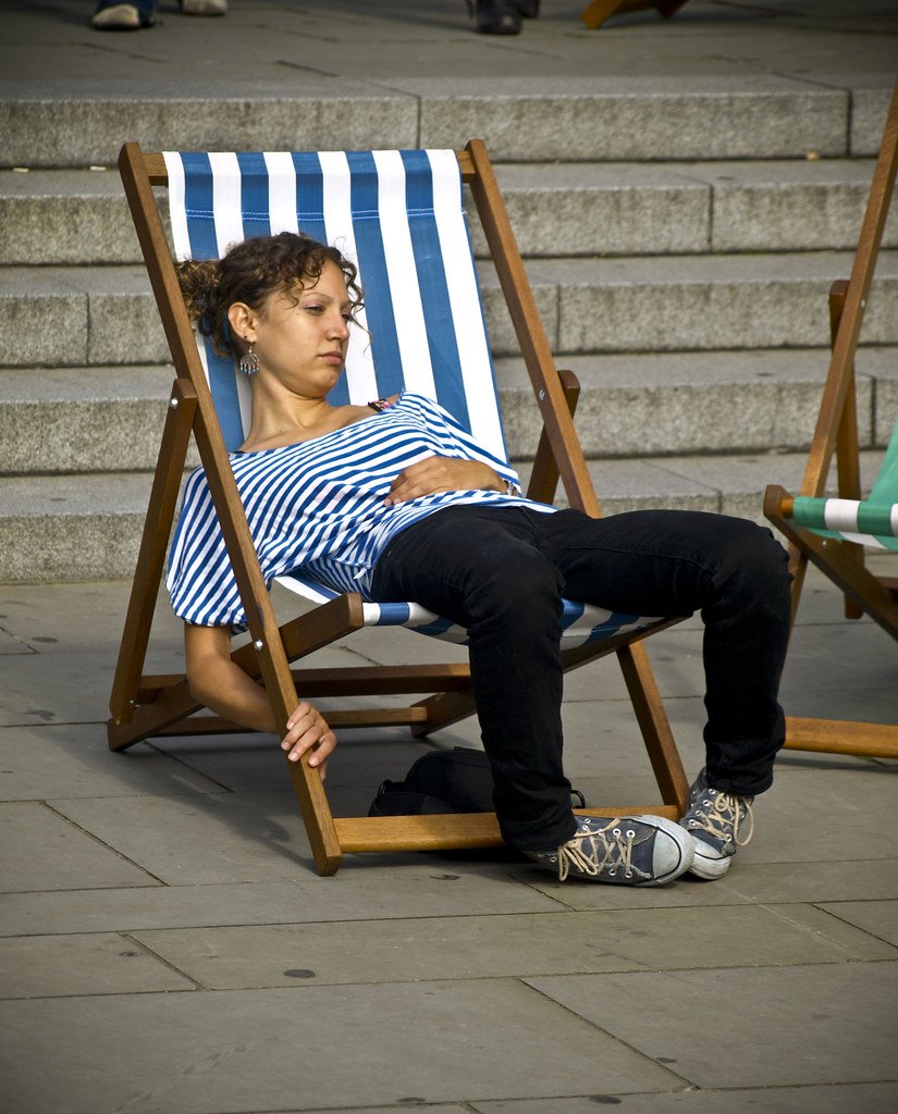 Femme épuisée sur la chaise. | Photo : Flickr