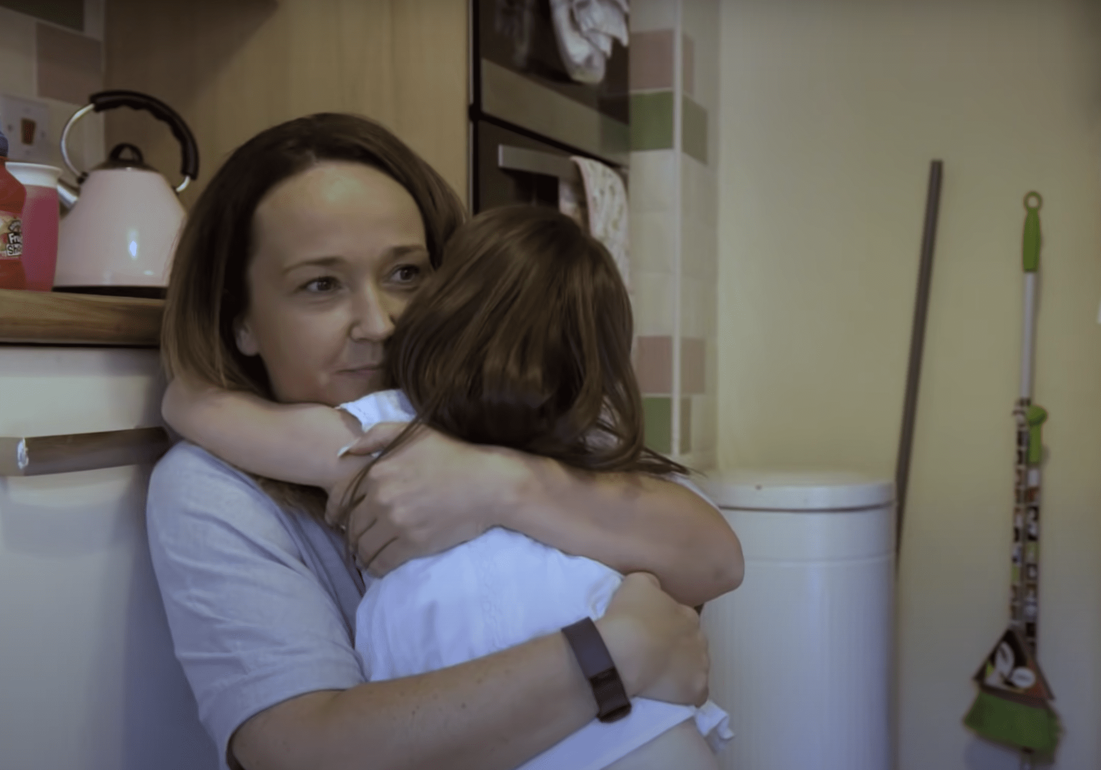 Jodi Parry umarmt ihre Tochter. | Quelle: youtube.com/BBC Three