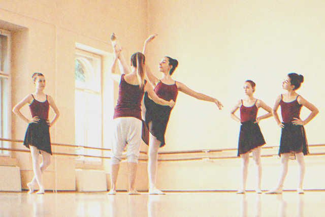 Tänzerinnen üben Ballett in einer Halle | Quelle: Shutterstock