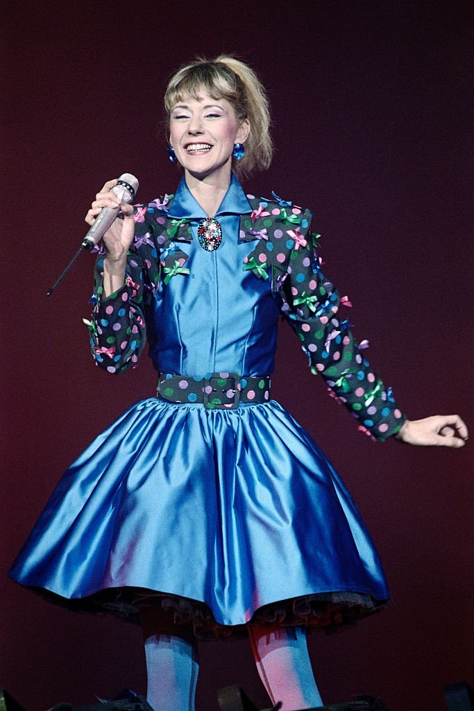 French television host and singer Frédérique Hoschede, better known as Dorothée, performed on stage at Zenith in Paris on November 26, 1988. | Photo: Getty Images