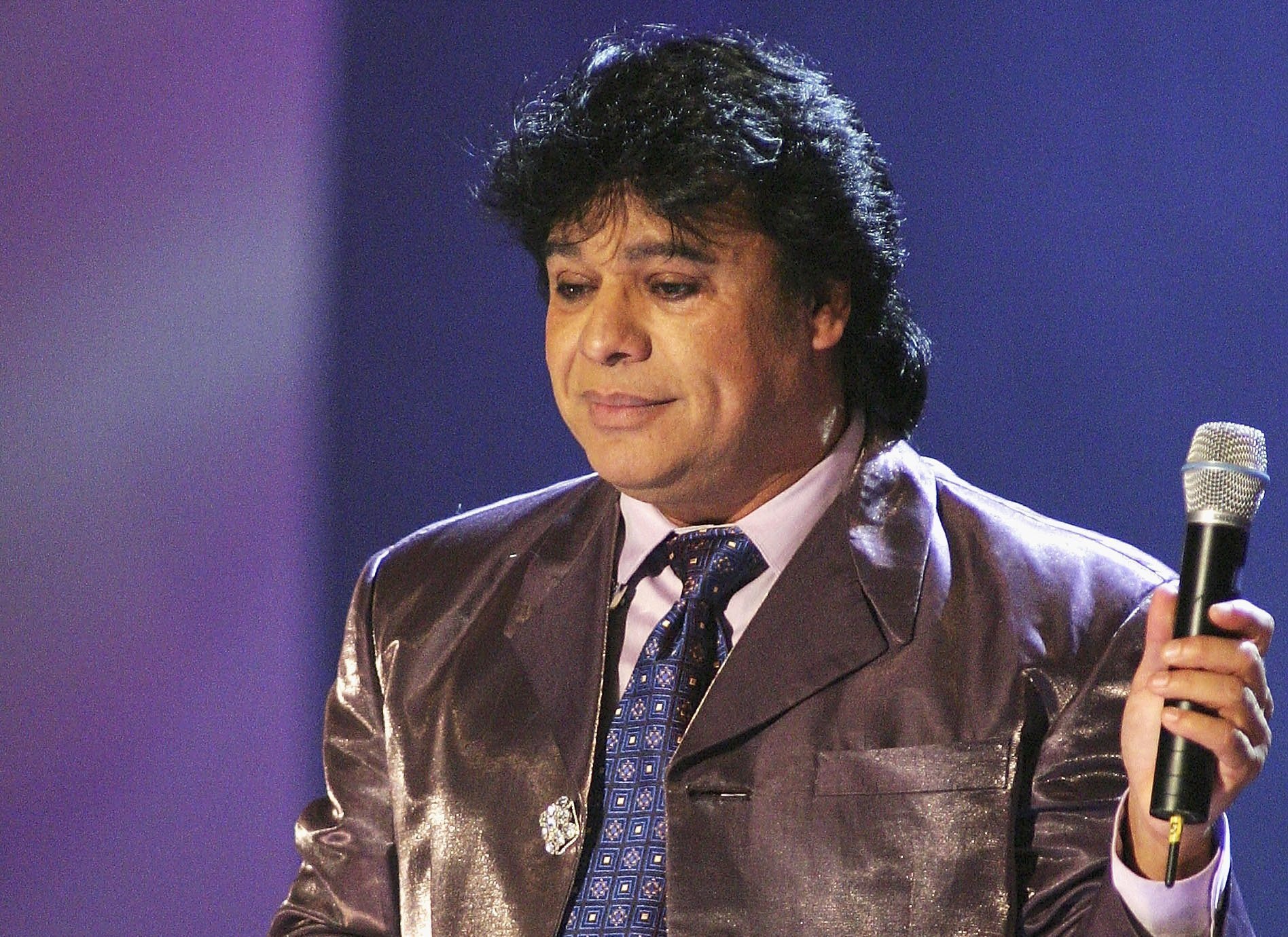 Juan Gabriel en presentación durante el Premio de la Gente 2003 en el Mandalay Bay Hotel de Las Vegas. | Foto: Getty Images Juan Gabriel en presentación durante el Premio de la Gente 2003 en el Mandalay Bay Hotel de Las Vegas. | Foto: Getty Images