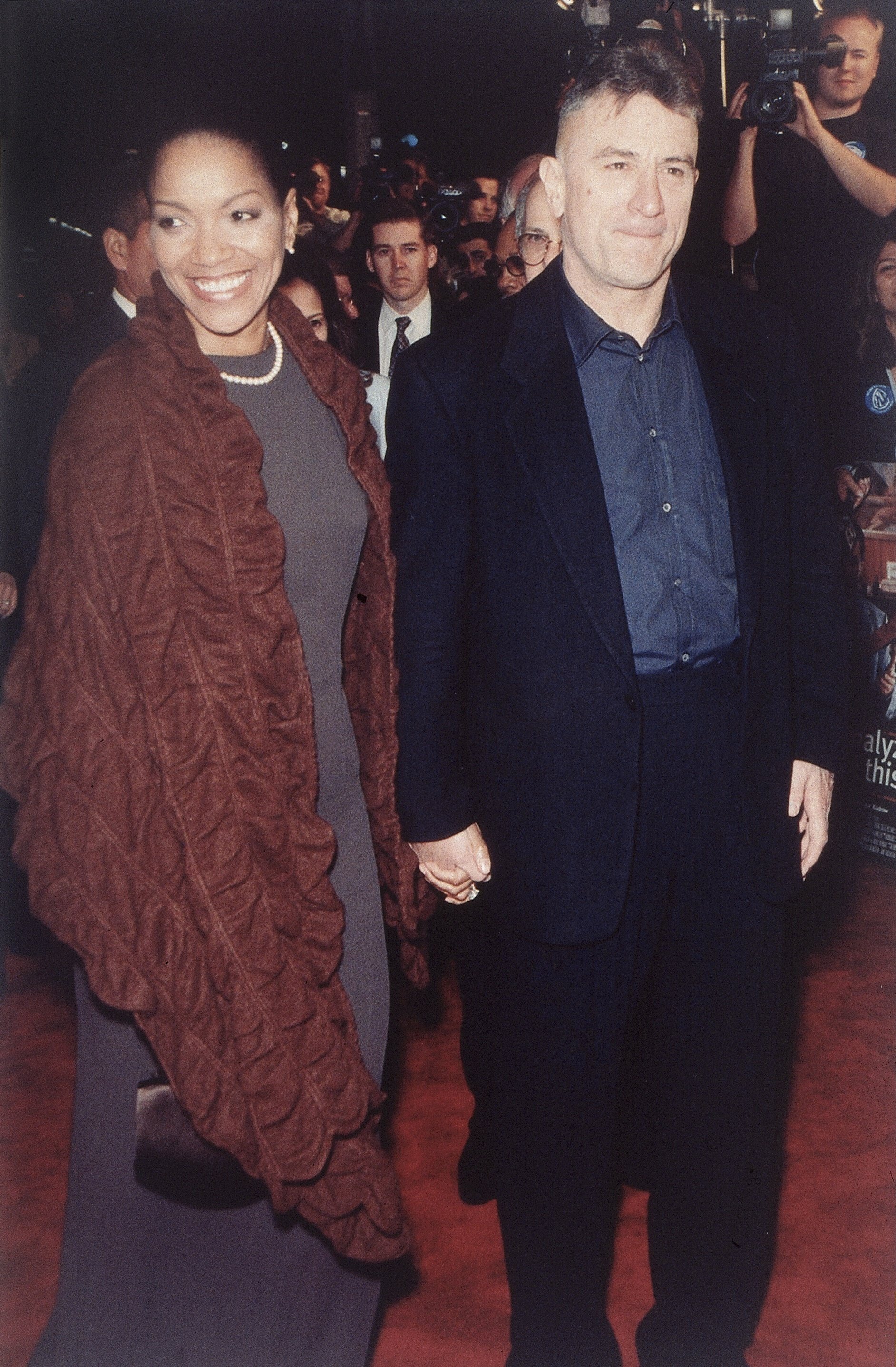 El actor Robert de Niro y su esposa la actriz Grace Hightower fotografiados en 1999. | Foto: Getty Images