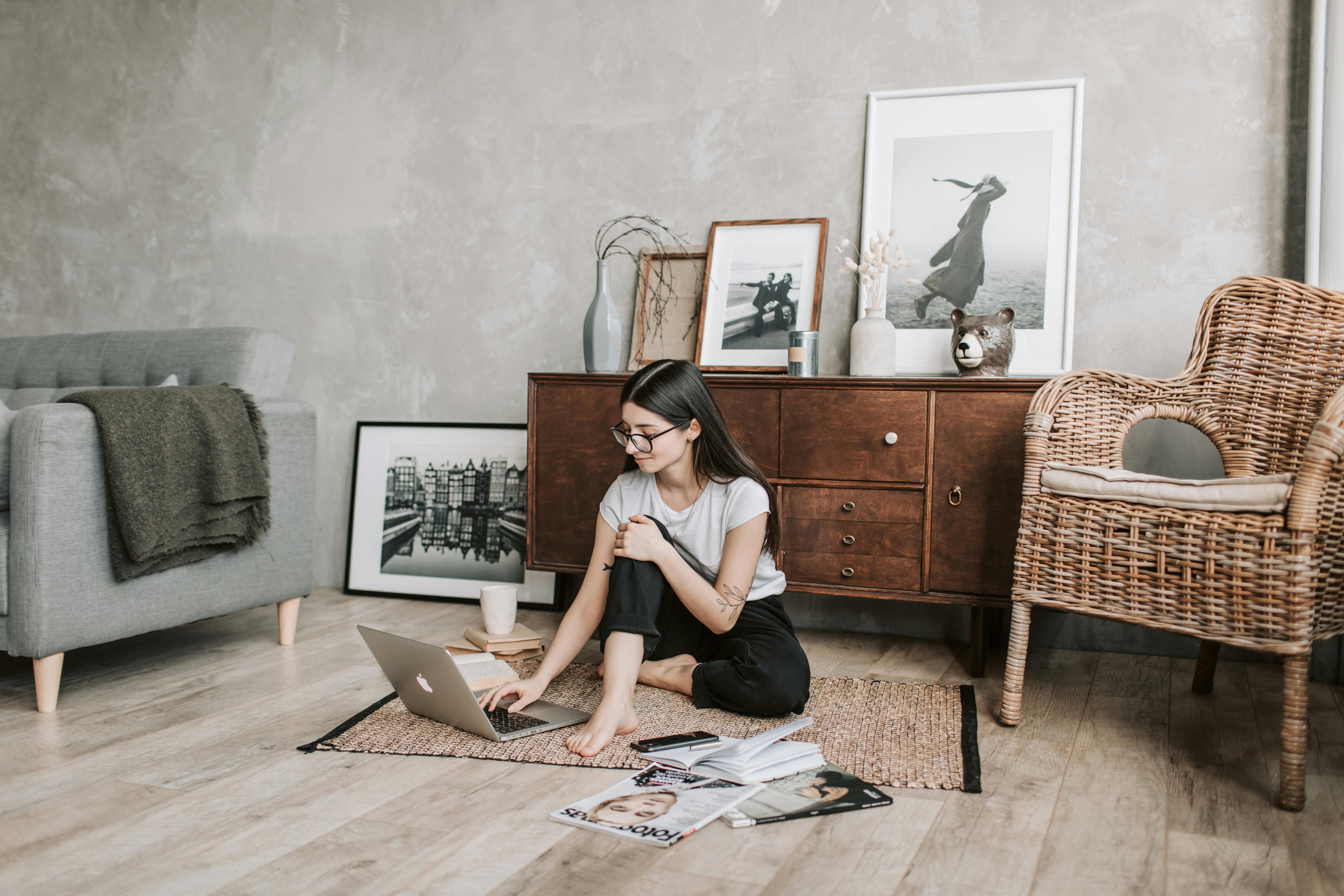 A young woman busy on a laptop | Source: Pexels