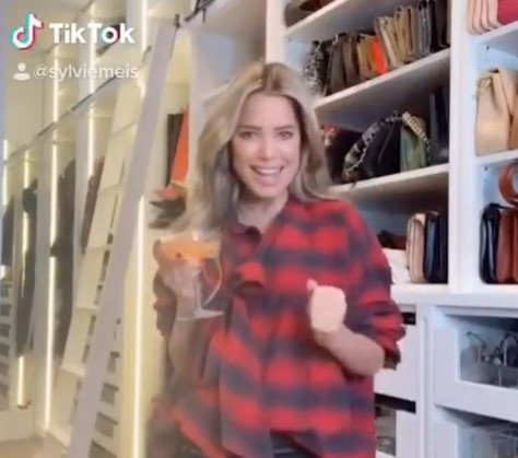 Schnappschuss von Tik Tok Video von Sylvie Meis, wo sie vor ihrem Kleiderschrank steht | Quelle: TikTok/Sylvie Meis