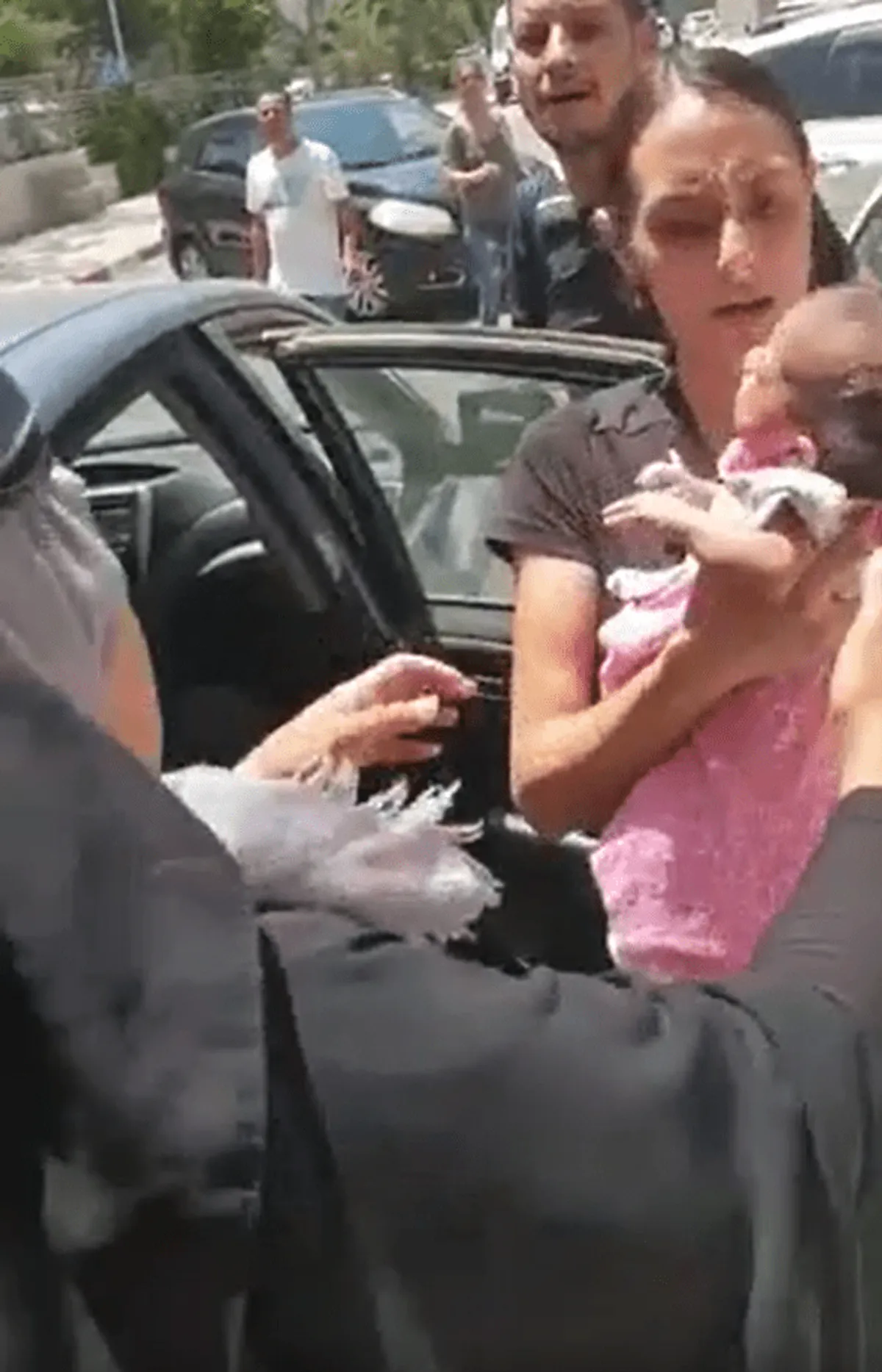 Woman getting the baby out of the car | Photo: Reddit/u/hardisc