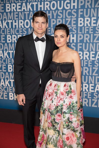 Ashton Kutcher et Mila Kunis au centre de recherche de la NASA Ames le 3 décembre 2017 à Mountain View, en Californie | Photo: Getty Images Ashton Kutcher et Mila Kunis au centre de recherche de la NASA Ames le 3 décembre 2017 à Mountain View, en Californie | Photo: Getty Images