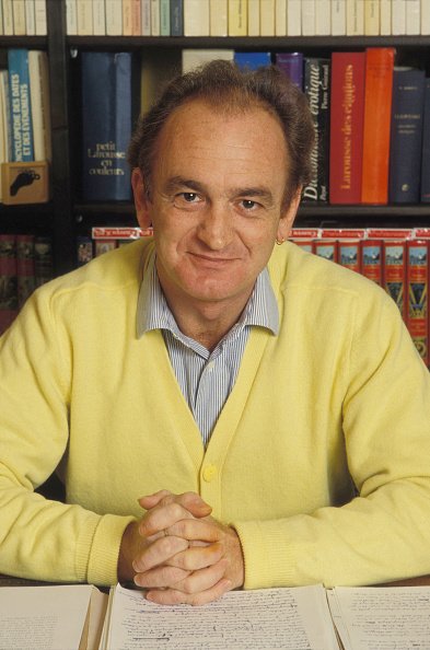 Alain Gillot-Pétré en 1987 chez lui en novembre 1987 à Paris, France. | Photo : Getty Images
