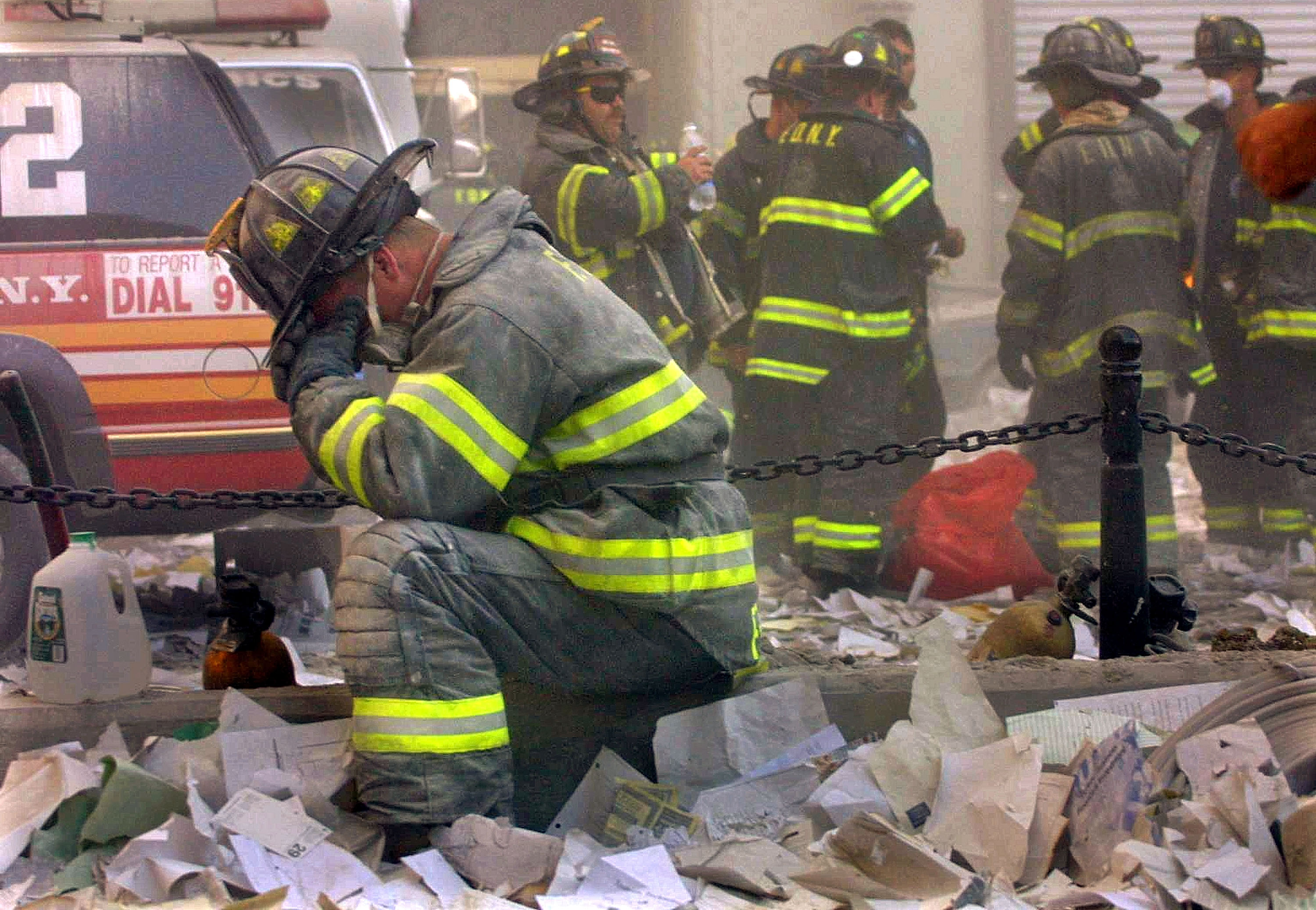 Firefighter Gerard McGibbon, of Engine 283 in Brownsville, Brooklyn, prays after the World Trade Center buildings collapsed September 11, 2001 | Source: Getty Images