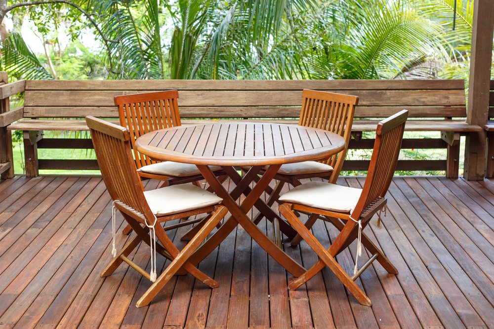 Muebles de madera en una terraza. | Fuente: Shutterstock Muebles de madera en una terraza. | Fuente: Shutterstock