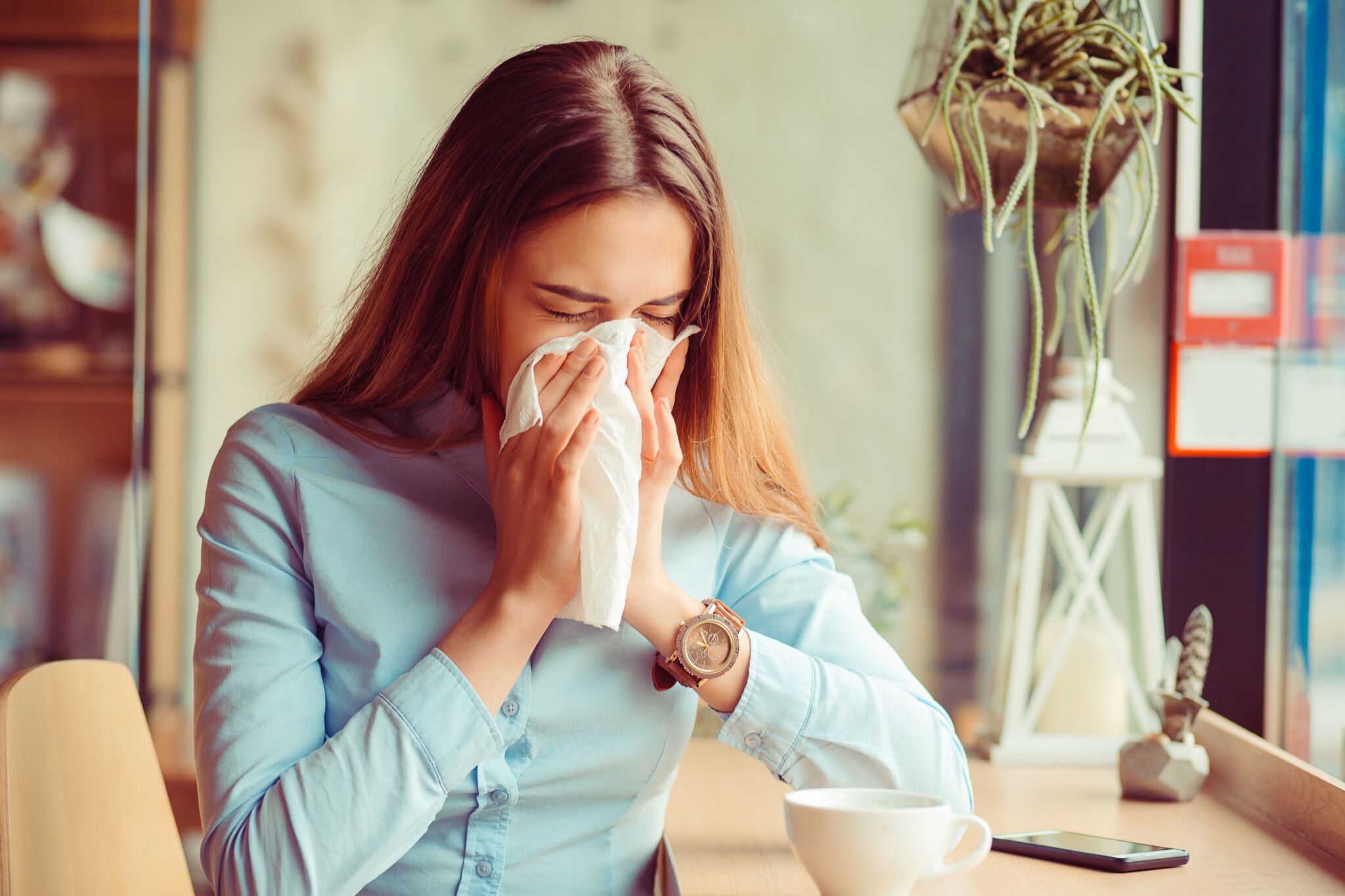 Une femme combattant la grippe. l Source: Shutterstock Une femme combattant la grippe. l Source: Shutterstock