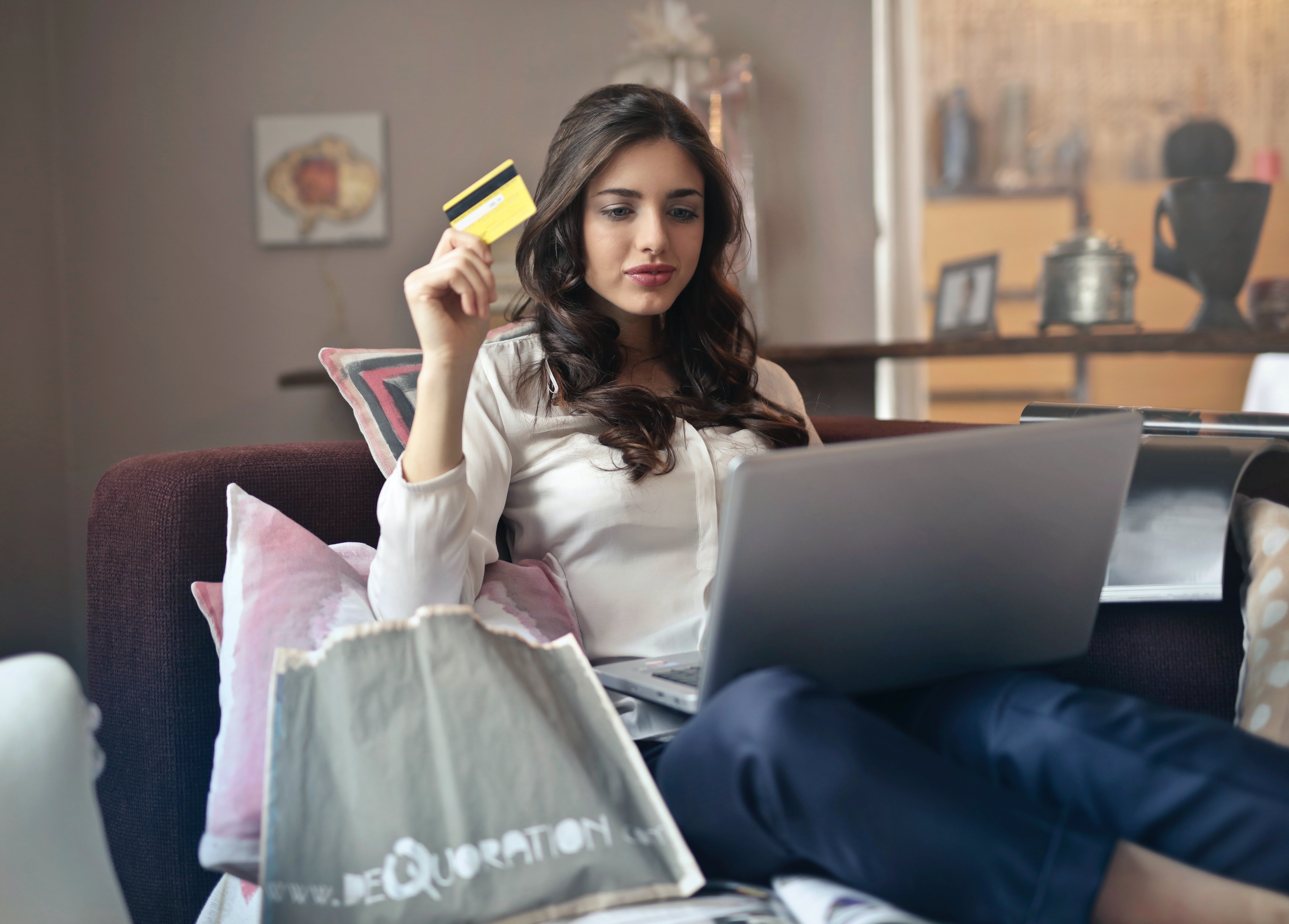 Woman holding credit card | Photo: Pexels