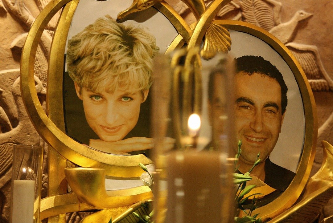 Memorial de Diana y Dodi Al-Fayed en Londres, 2006. | Foto: Getty Images