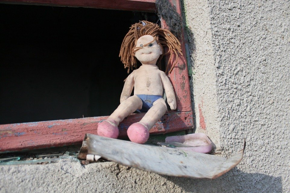 Muñeca posada en una ventana. | Foto: Pixabay