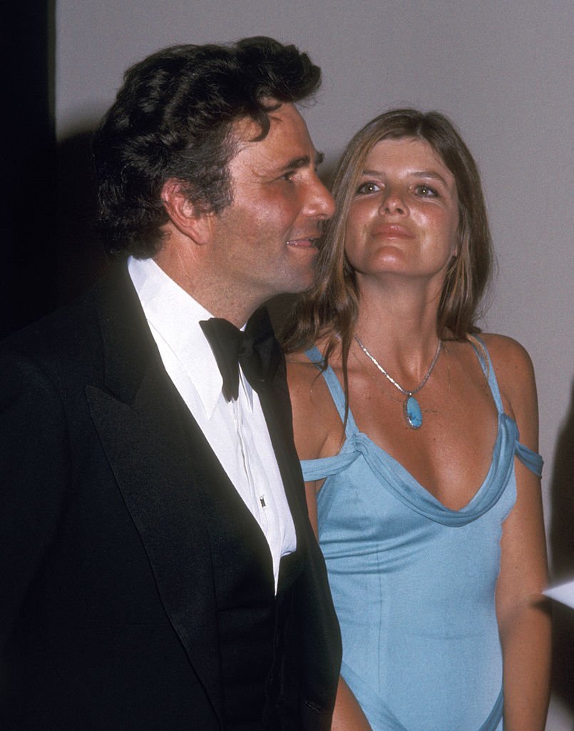 Peter Falk und Katherine Ross bei den 47. Annual Academy Awards am 8. April 1975. | Quelle: Getty Images
