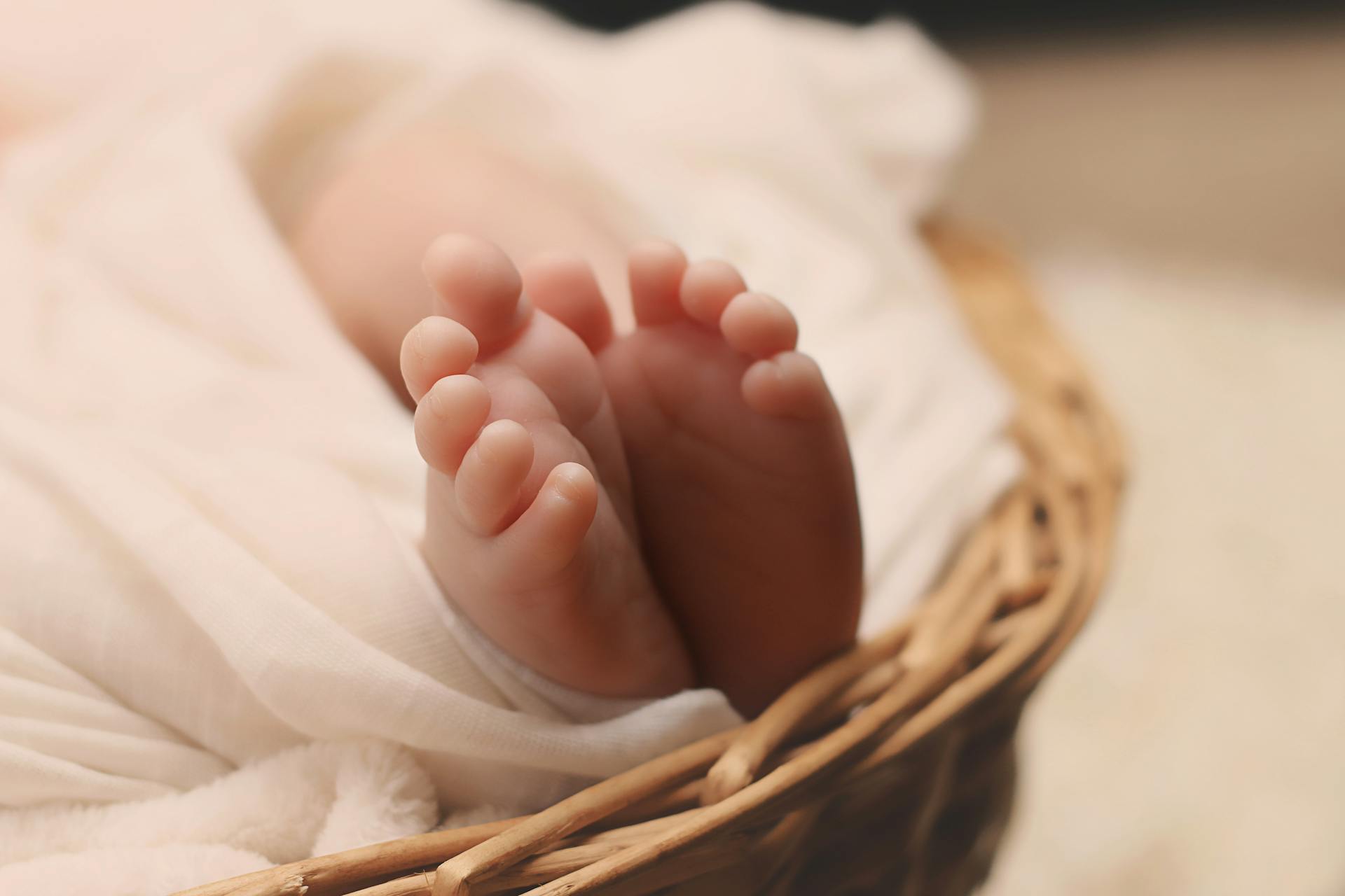 A newborn babys feet | Source: Pexels