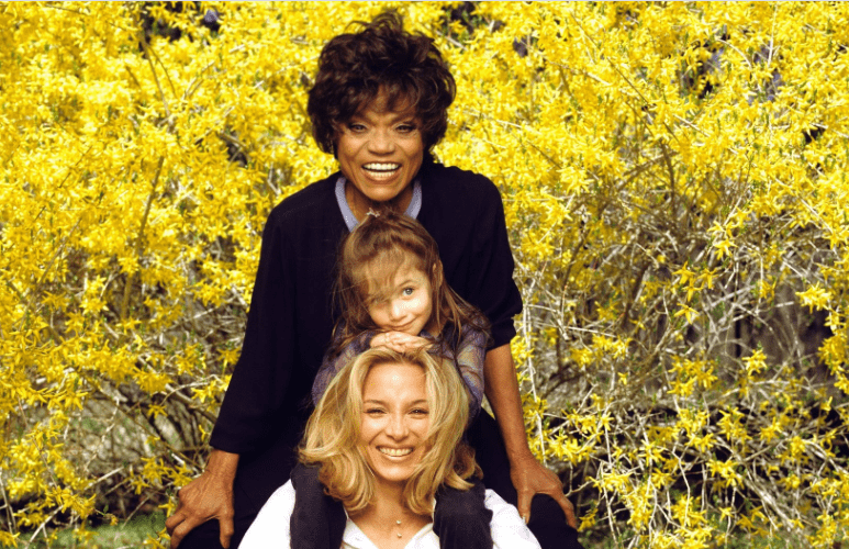 Eartha Kitt at home with daughter Kitt Shapiro and grandaughter Rachel Shapiro for People in April 1999 in Weston, Connecticut | Photo: Getty Images