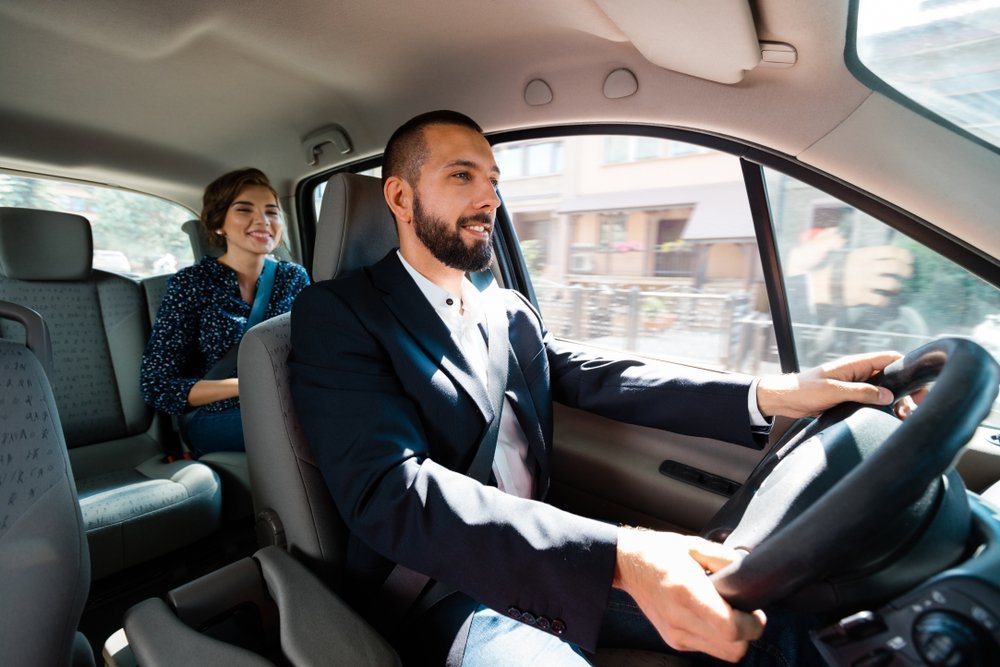 Woman chatting with cab driver. | Image: Shutterstock