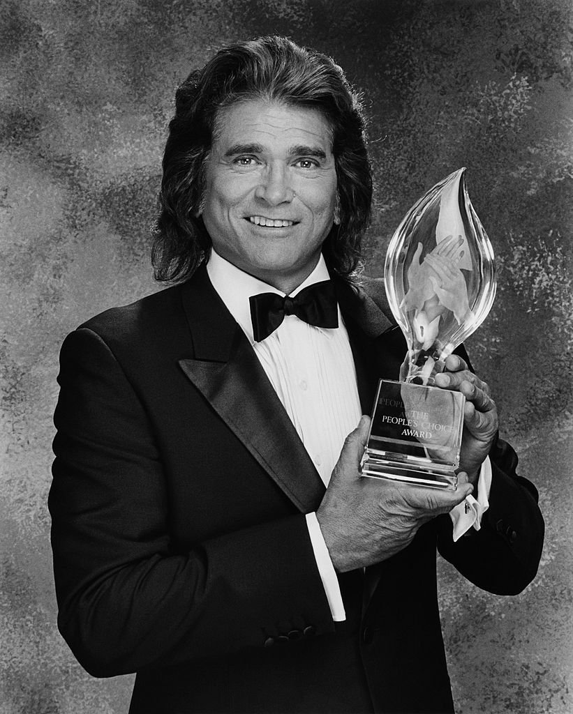 Michael Landon posiert mit dem People's Choice Award 1989 in Beverly Hills | Quelle: Getty Images