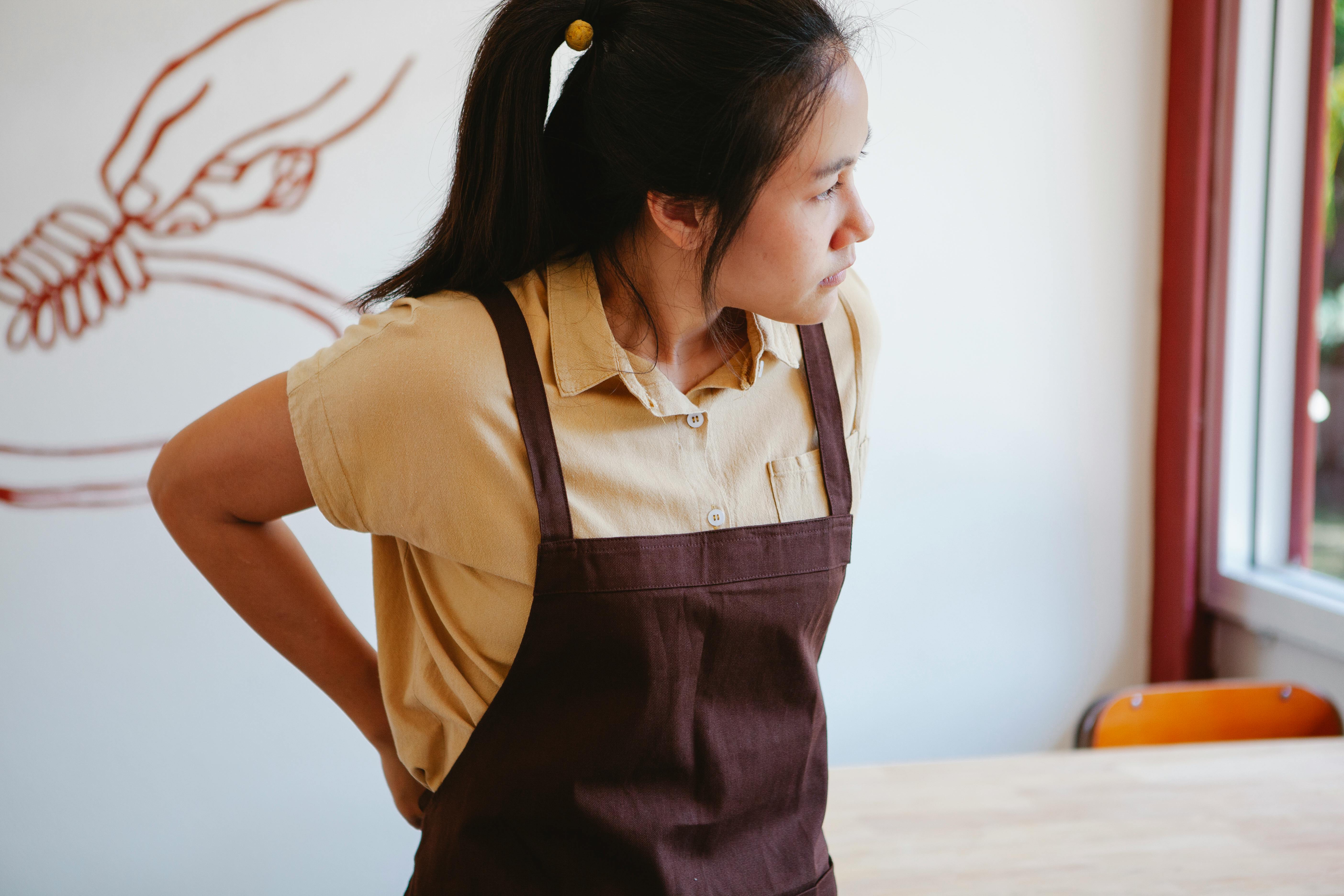 A girl wearing her apron | Source: Pexels