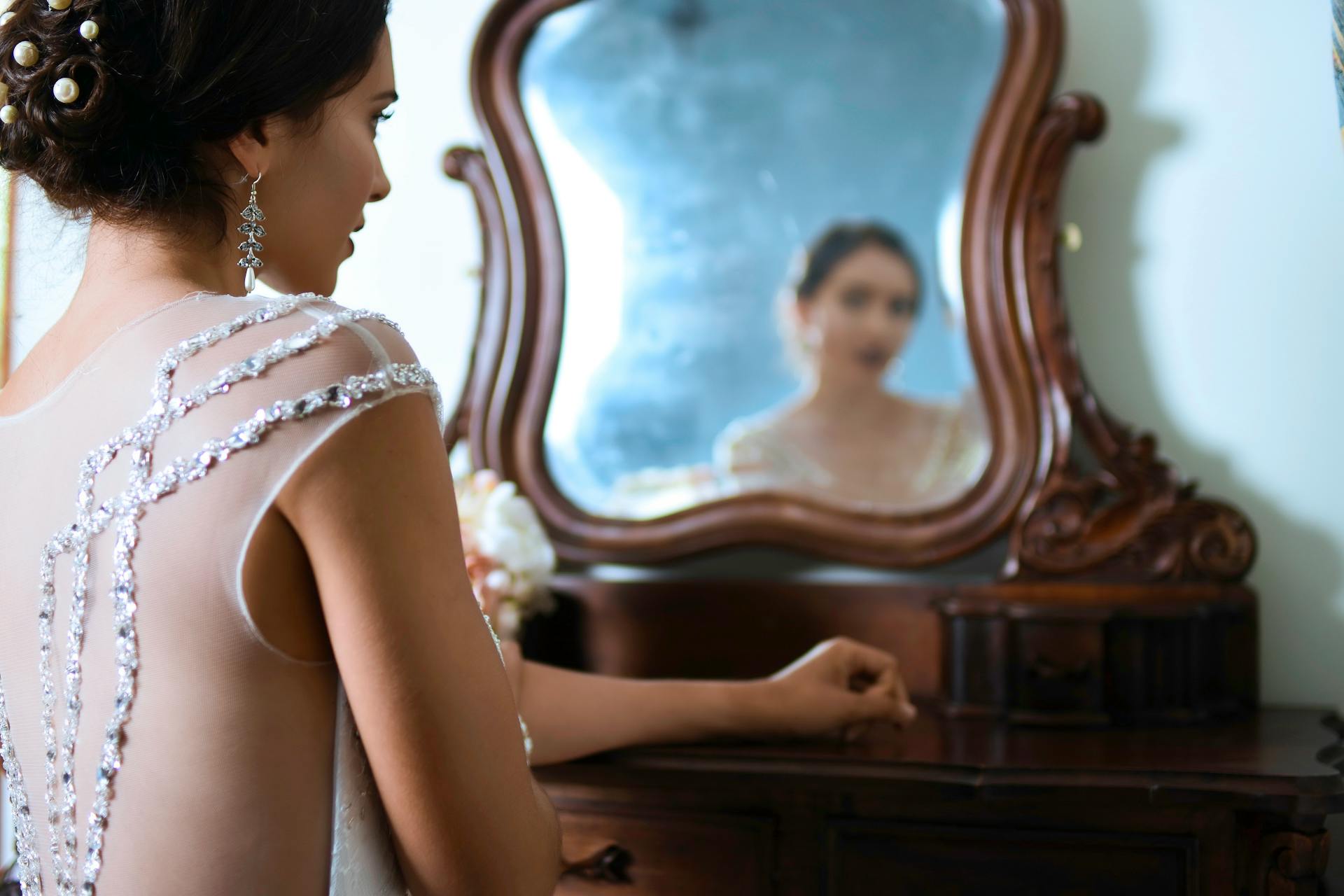 A bride looking at herself in the mirror | Source: Pexels