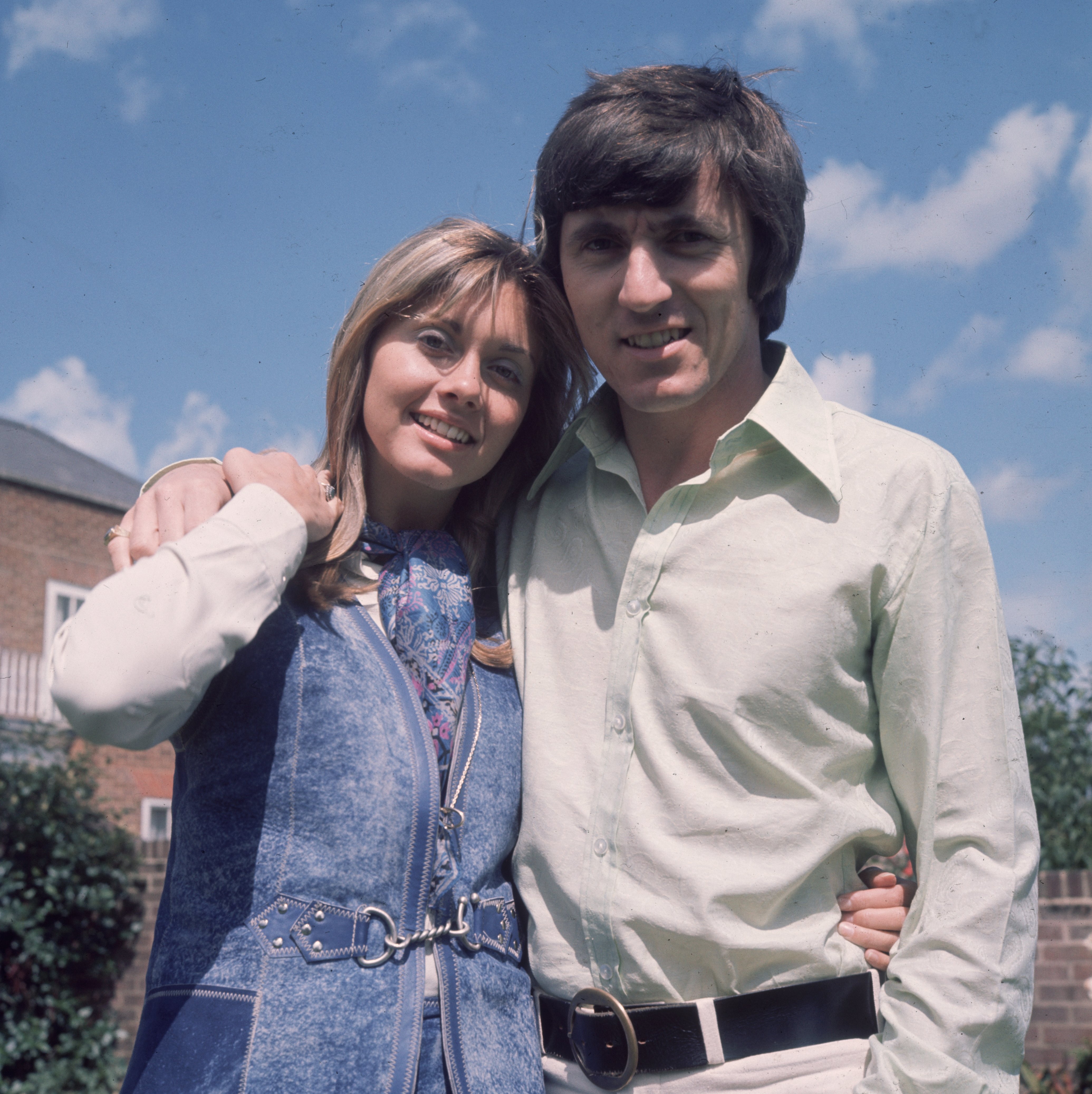 Olivia Newton-John y Bruce Welch posando para una foto alrededor de 1975. | Foto: Getty Images