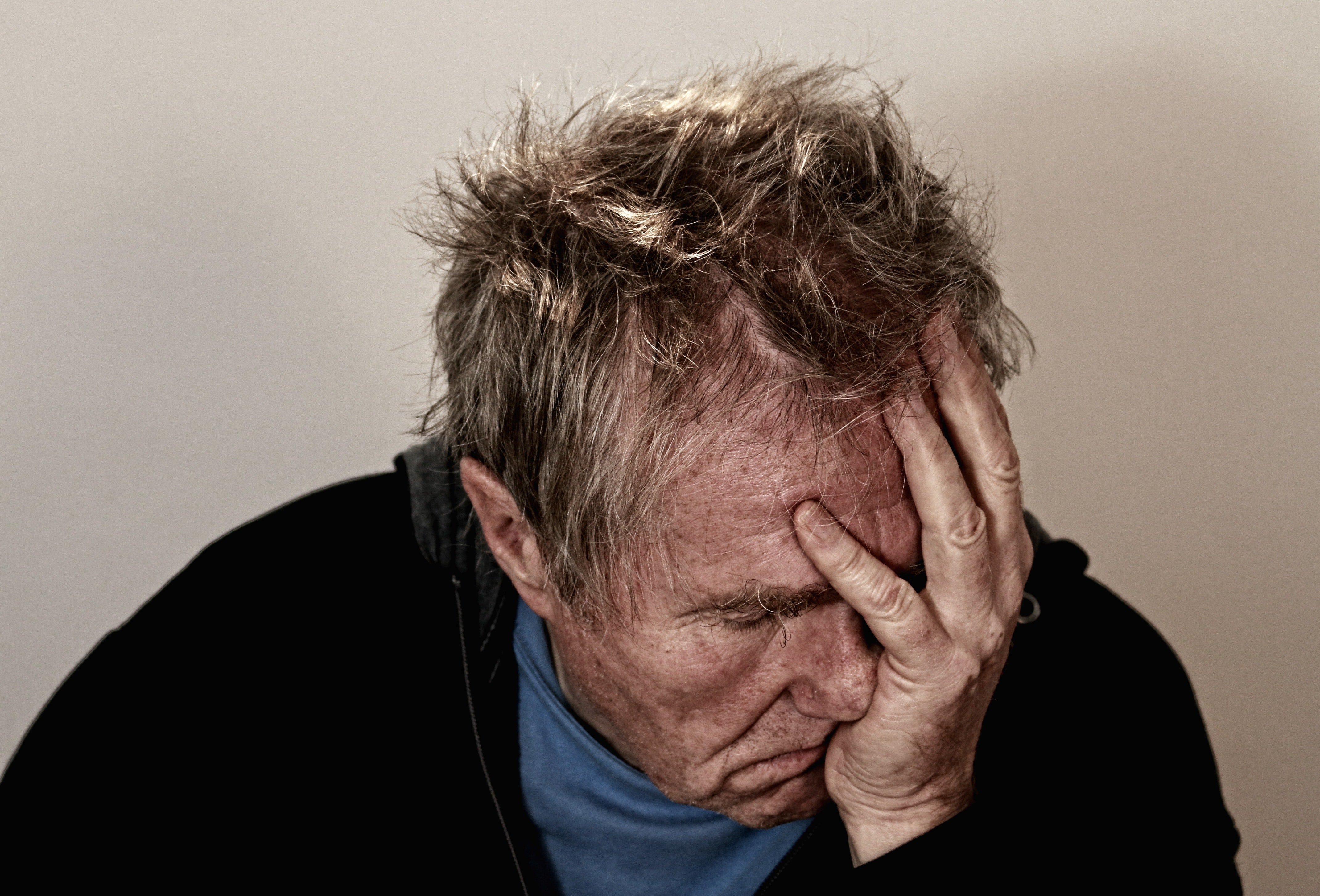 Hombre mayor triste. | Foto: Pexels