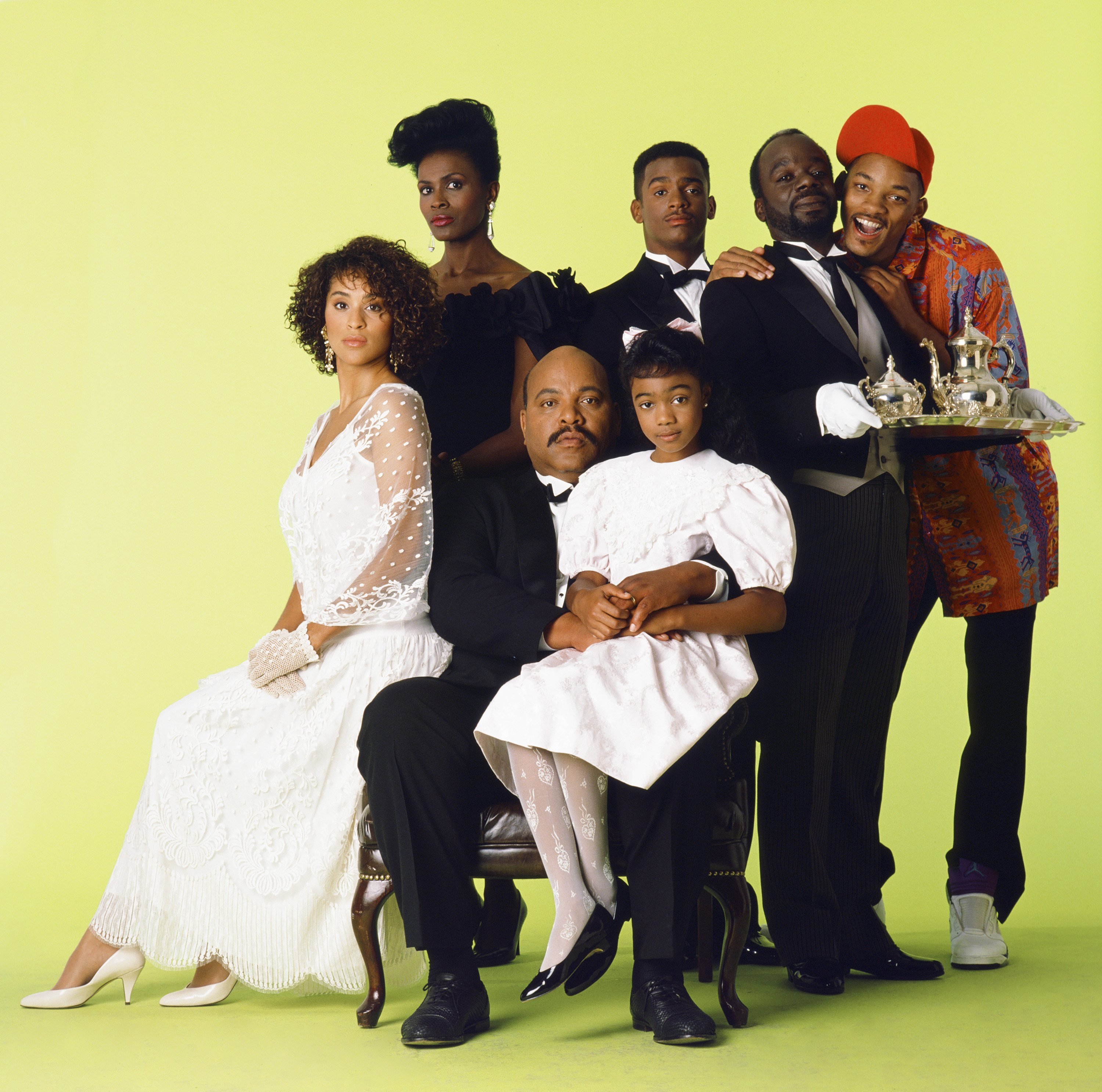 Karyn Parsons, Janet Hubert, James Avery, Tatyana Ali, Alfonso Ribeiro, Joseph Marcell, and Will Smith on the set of "Fresh Prince of Bel-Air" on August 15, 1992 | Photo: Getty Images